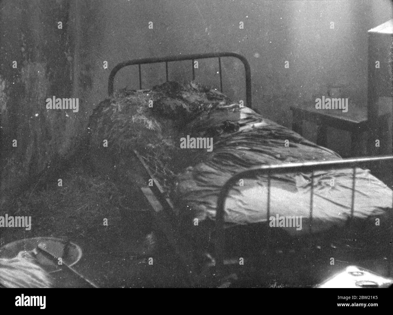 Guerre éthiopienne italienne , 1935 -1936 le bombardement du village éthiopien de Dessye par des avions italiens . Les restes brûlés d'un lit . 9 décembre 1935 Banque D'Images