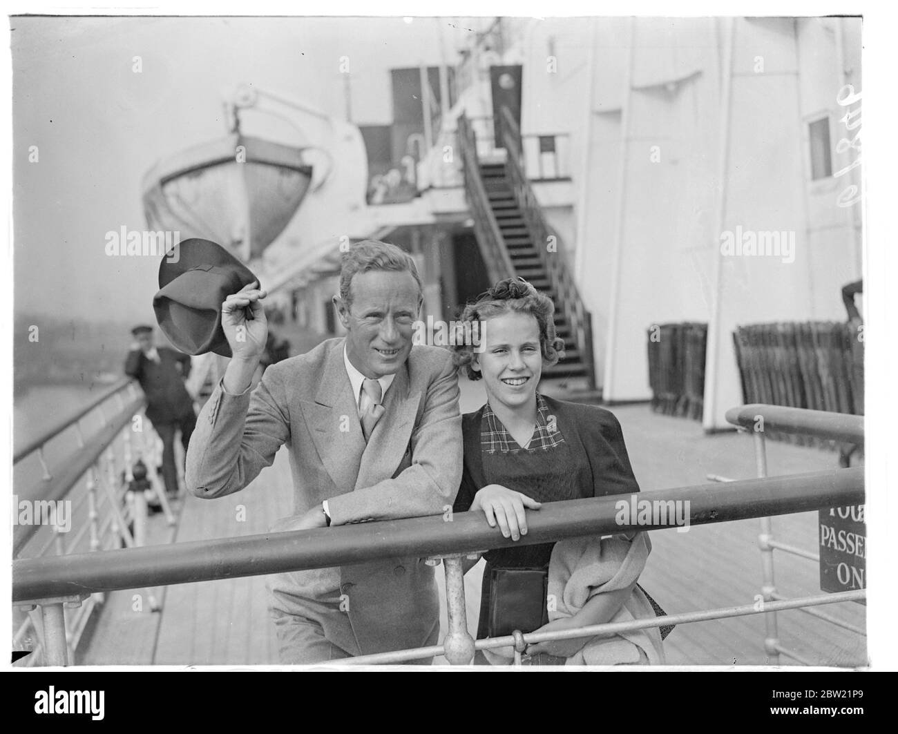 Leslie Howard, l'acteur britannique du cinéma, est arrivée à Southampton avec sa fille Leslie, d'Amérique, sur la reine Mary. 30 août 1937 Banque D'Images