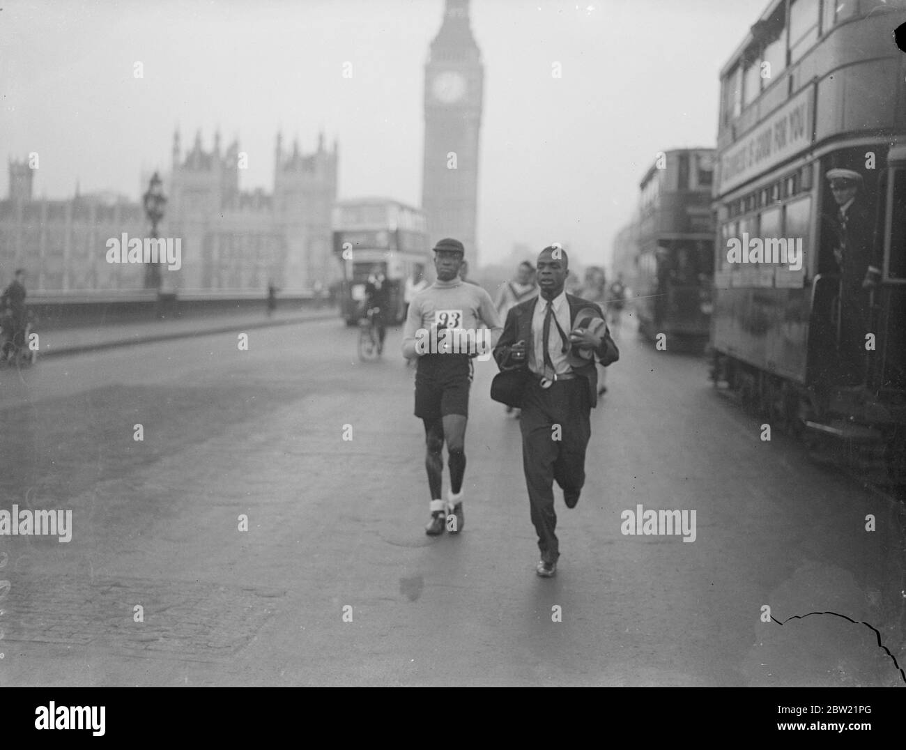 George Cummings peu après le début de la marche de Londres à Brighton organisée par le club de marche de Surrey a commencé de Big Ben à 7 heures, Westminster, avec 24 concurrents. Parmi les concurrents, Harold Whitlock, champion olympique et vainqueur depuis trois ans, et George Cummings, champion de la Guyane britannique, qui a parcouru 4000 miles pour participer. 4 septembre 1937. Banque D'Images