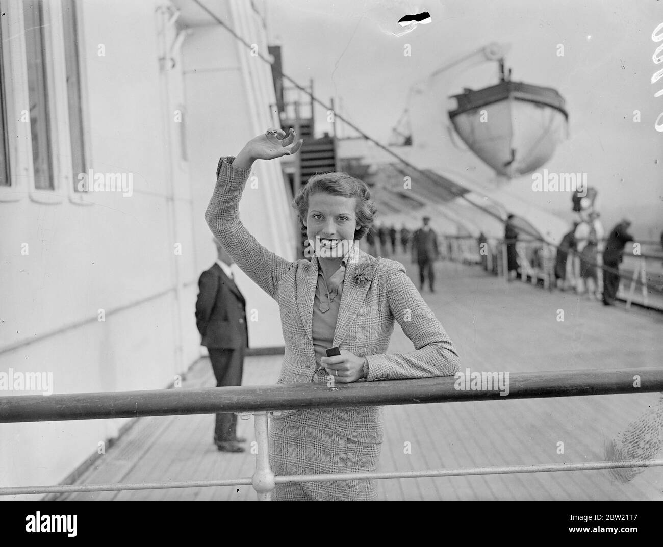 Evelyn Laye (Mme Frank Lawton) et Adele Dixon (Mme Schwaiger), l'actrice de comédie musicale, ont quitté Southampton sur la reine Mary pour se présenter dans un nouveau spectacle musical à New York. Adele Dixon signe au départ de Southampton. 1er septembre 1937 Banque D'Images