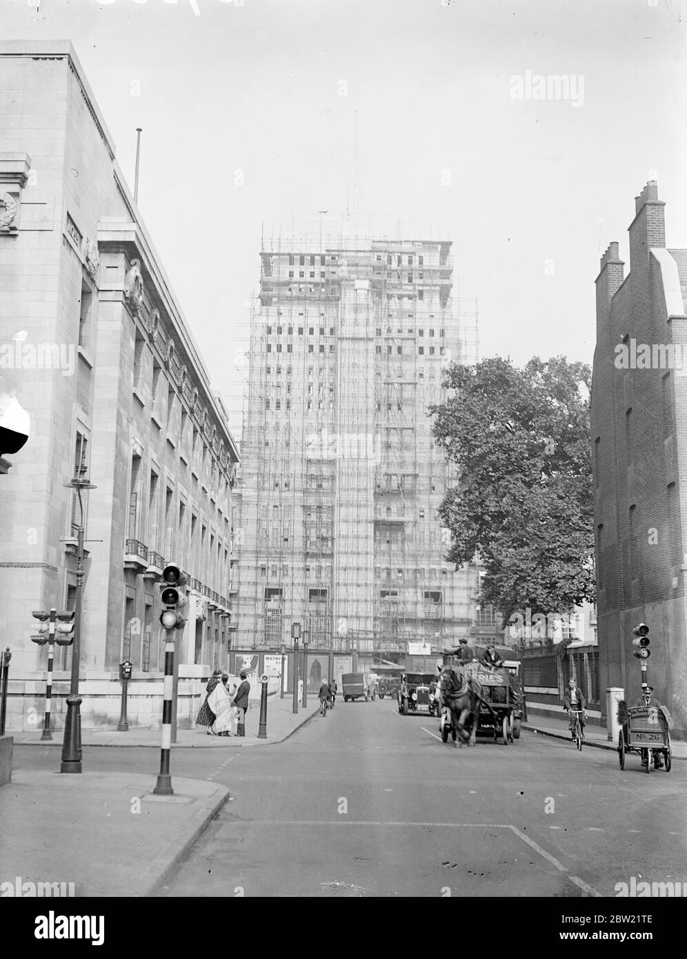 Vue sur les 210 pieds de la tour du nouveau bâtiment de l'Université de Londres qui est maintenant en voie d'achèvement à Bloomsbury. Avec 20 étages, le gratte-ciel a le plus de planchers de tout autre bâtiment de Londres et est construit de briques sur des piles de béton. [Échafaudage] 30 août 1937 Banque D'Images