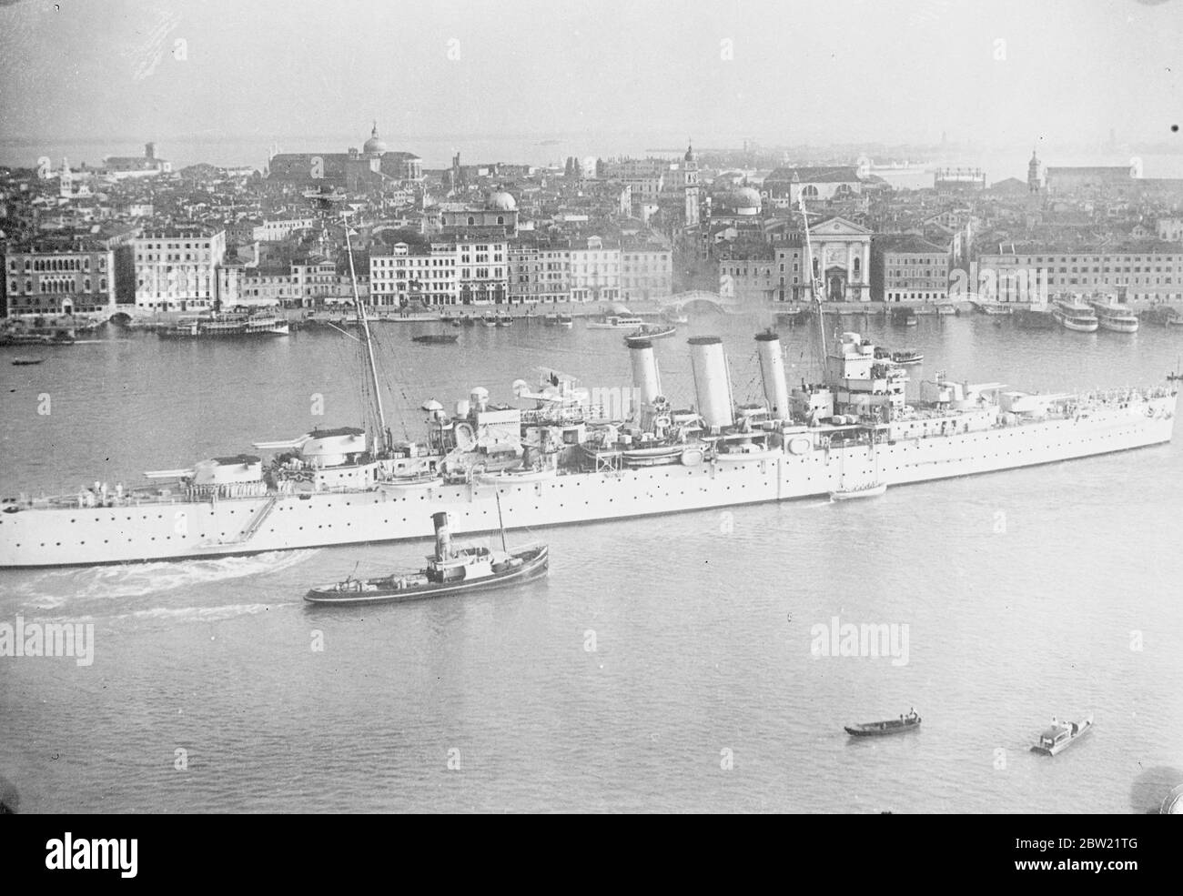 Le croiseur Sussex dans le bassin de San Marco, Venise. Faisant la première visite amicale dans un port italien par la flotte britannique depuis le début de leur problème méditerranéen, les croiseurs Londres et Sussex ancrés dans le bassin de San Marco de Venise. Les foules de Vénitiens affluent pour les voir pour la visite est considéré comme aidant à renouveler les relations amicales entre les deux nations. 2 septembre 1937 Banque D'Images