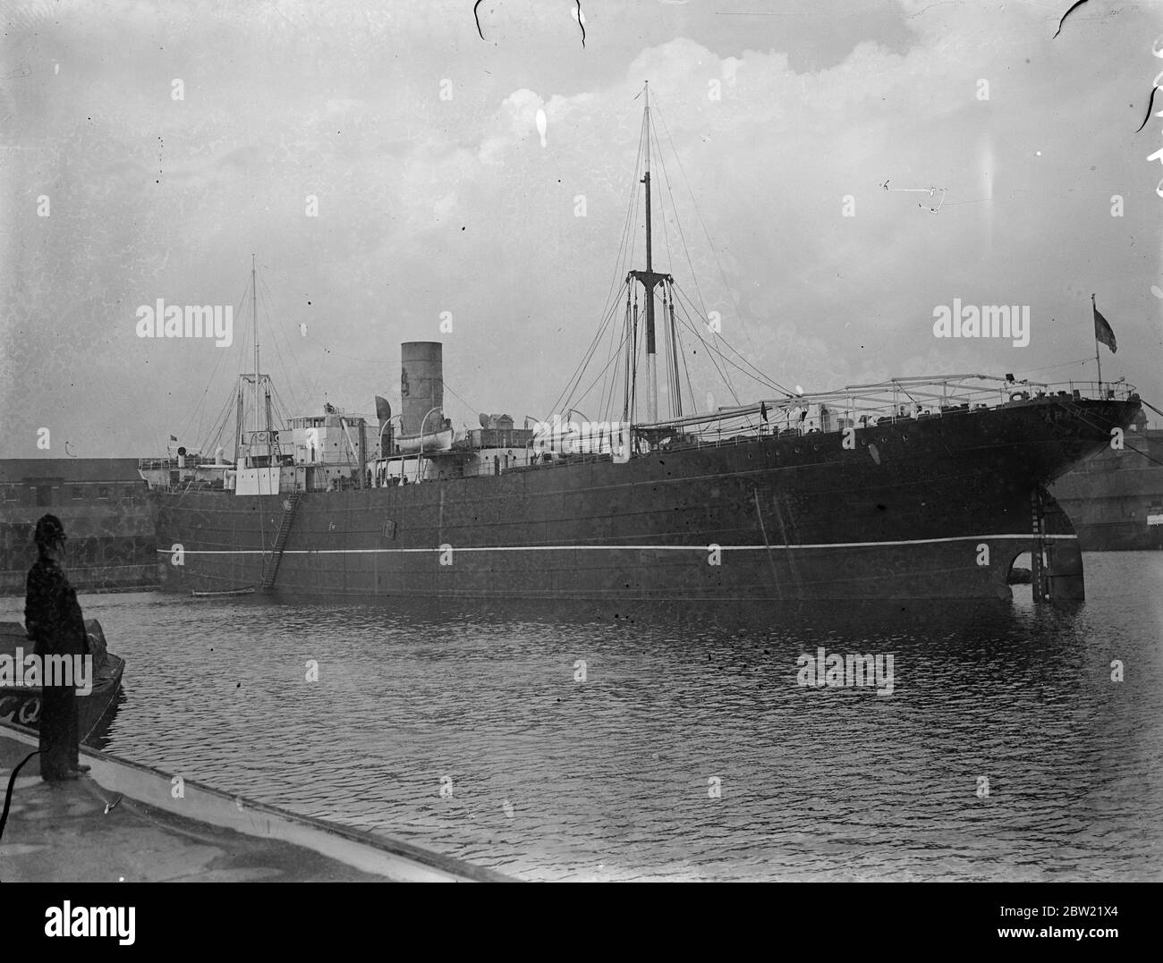Le paquebot espagnol Arantzazu Mendi arrêté à sa naissance à East India se dote, avec un policier debout. Sur les instructions de l'ADML Marshall le navire a été arrêté parce qu'il a déchargé sa cargaison que ce a été retenu en raison d'une grève de l'équipage espagnol. 17 septembre 1937. Banque D'Images