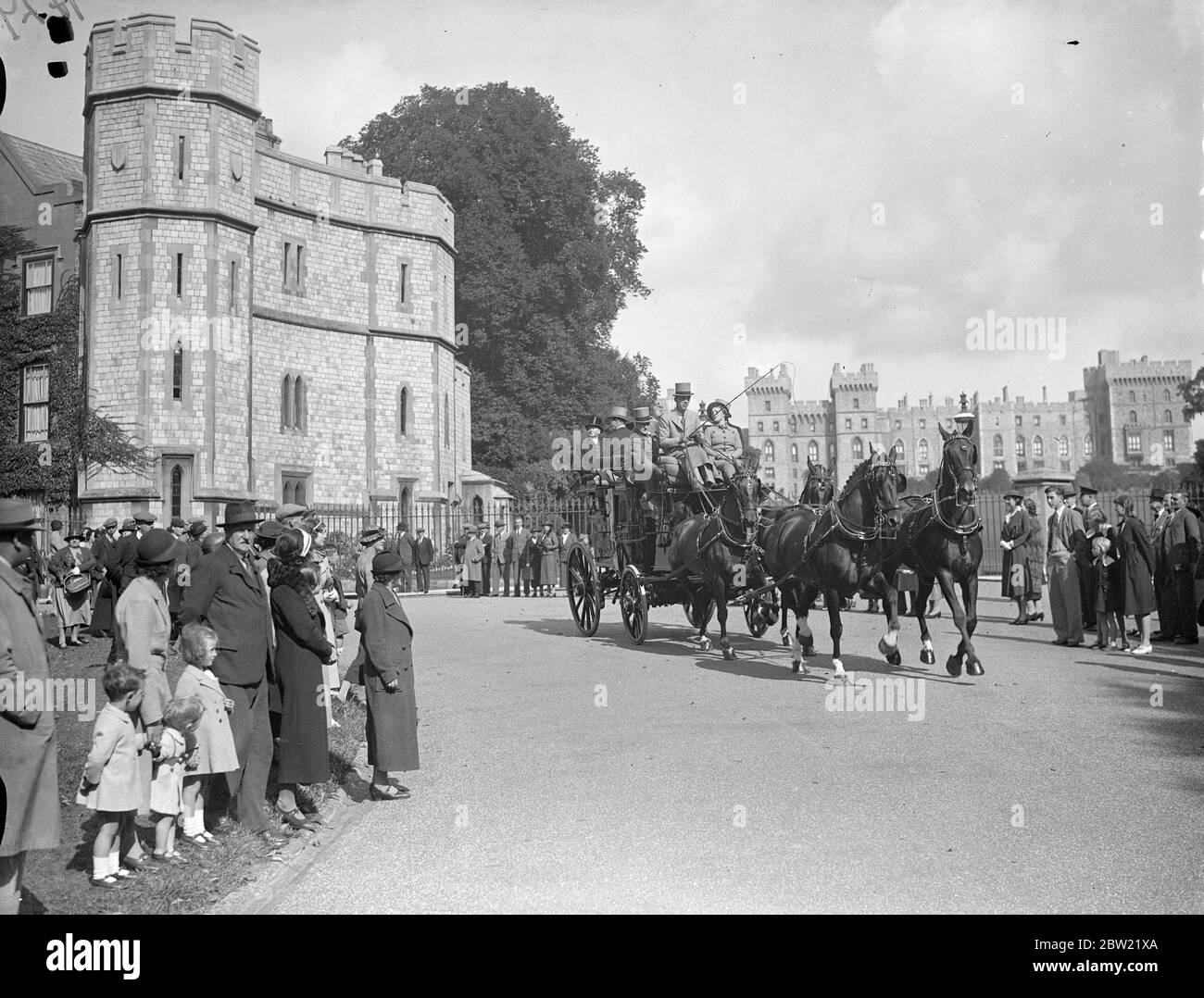Les entraîneurs passant par la longue promenade, le château de Windsor (vu en arrière-plan). Avec l'autorisation spéciale de Hacking, les concurrents du marathon d'entraînement ont pu traverser le terrain privé du château de Windsor quand ils ont quitté Windsor pour le spectacle de chevaux de Braywood. 18 septembre 1937. Banque D'Images