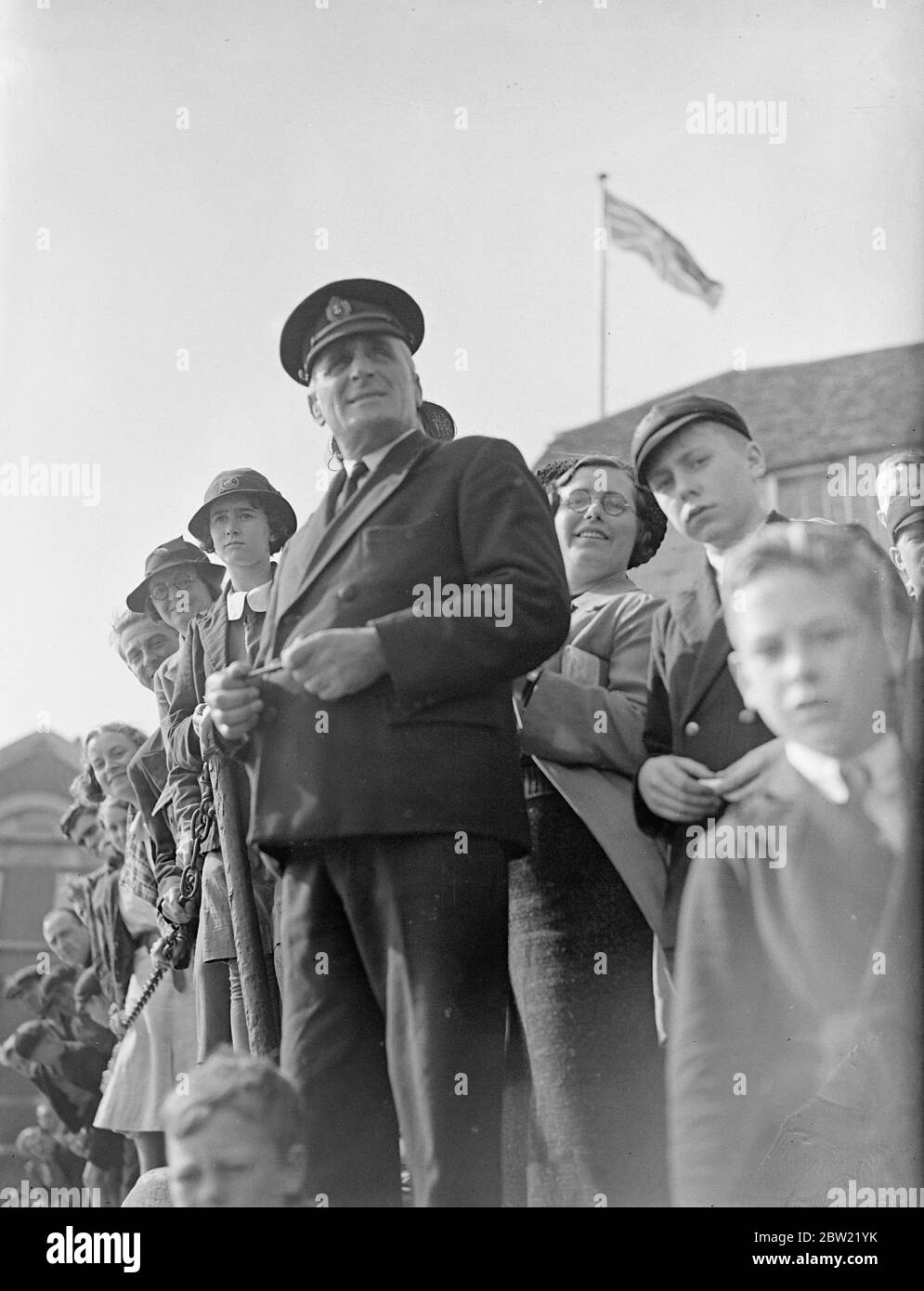 Le capitaine nad a entendu, maître de l'Endeavour I, suivi d'une foule admirative quand il est arrivé à Gosport. L'équipage est arrivé à terre après avoir apporté leurs yachts en toute sécurité dans le port du Hampshire. Après leur prêt, voyage de 2000 milles à travers l'Atlantique. 1er octobre 1937. Banque D'Images
