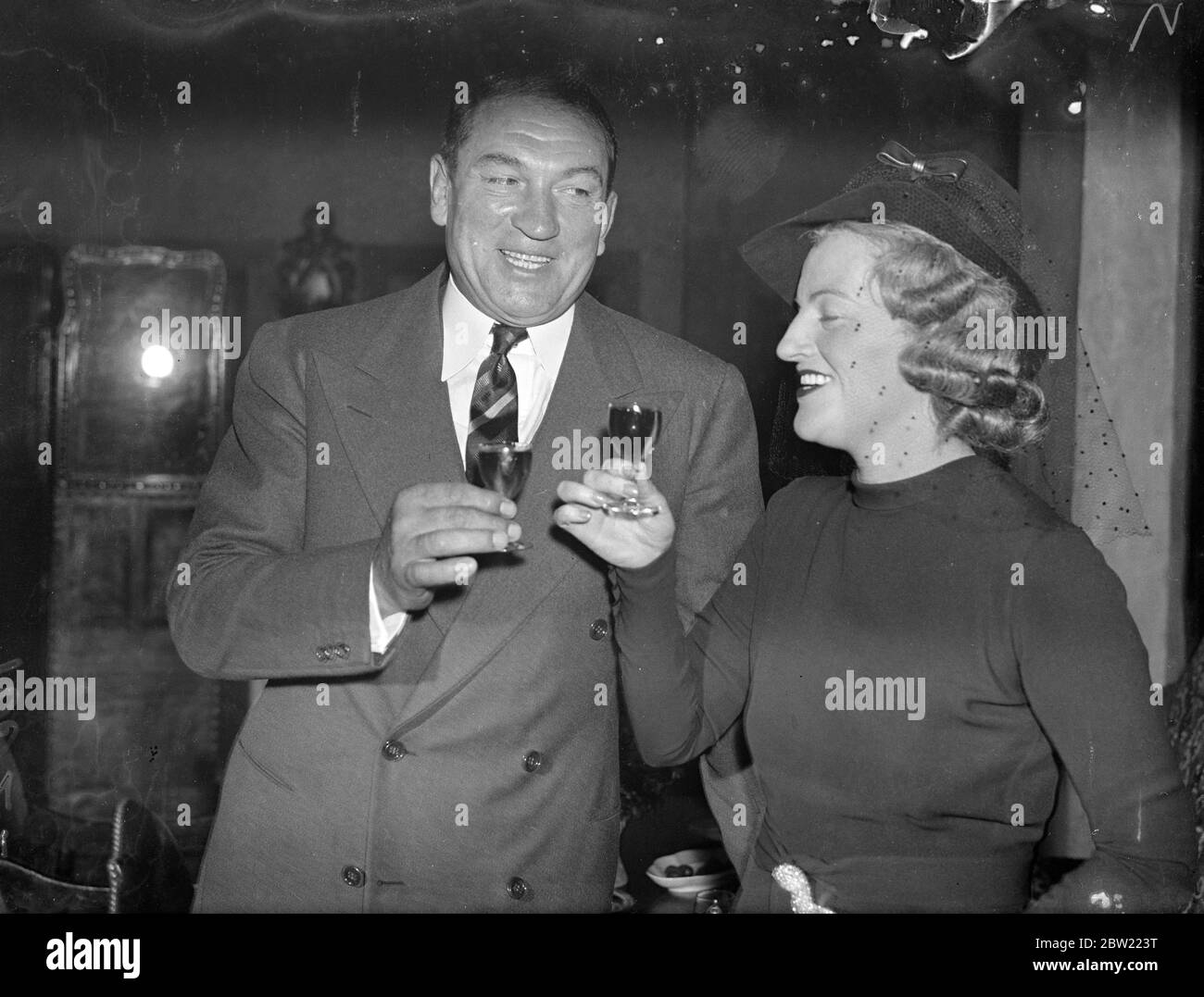 Gracie Fields et Victor McLaglan, l'acteur de cinéma hollywoodien d'origine britannique, qui vient d'arriver à Londres, ont assisté à une réception donnée en leur honneur à l'hôtel Dorchester, Park Lane, Londres. Ils doivent apparaître ensemble dans le nouveau film britannique qu'il était son homme pour lequel McLaglan a voyagé en particulier de Hollywood. 6 octobre 1937. Banque D'Images