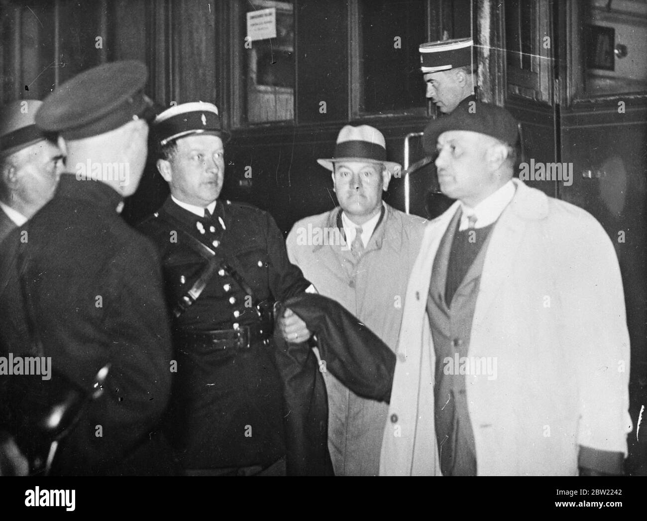 Commandant Troncoso (au centre) photographié alors qu'il quittait Bordeaux pour Brest après son arrestation. Les nationalistes espagnols en charge de la région et chef du service de renseignement du général Franco, a été identifié par une cicatrice comme l'un des hommes qui ont participé à la tentative de saisir pour Franco le sous-marin espagnol C2 dans le port de Brest. Troncoso a été arrêté près de la frontière française espagnole et emmené à Brest pour enquête. 23 septembre 1937 Banque D'Images