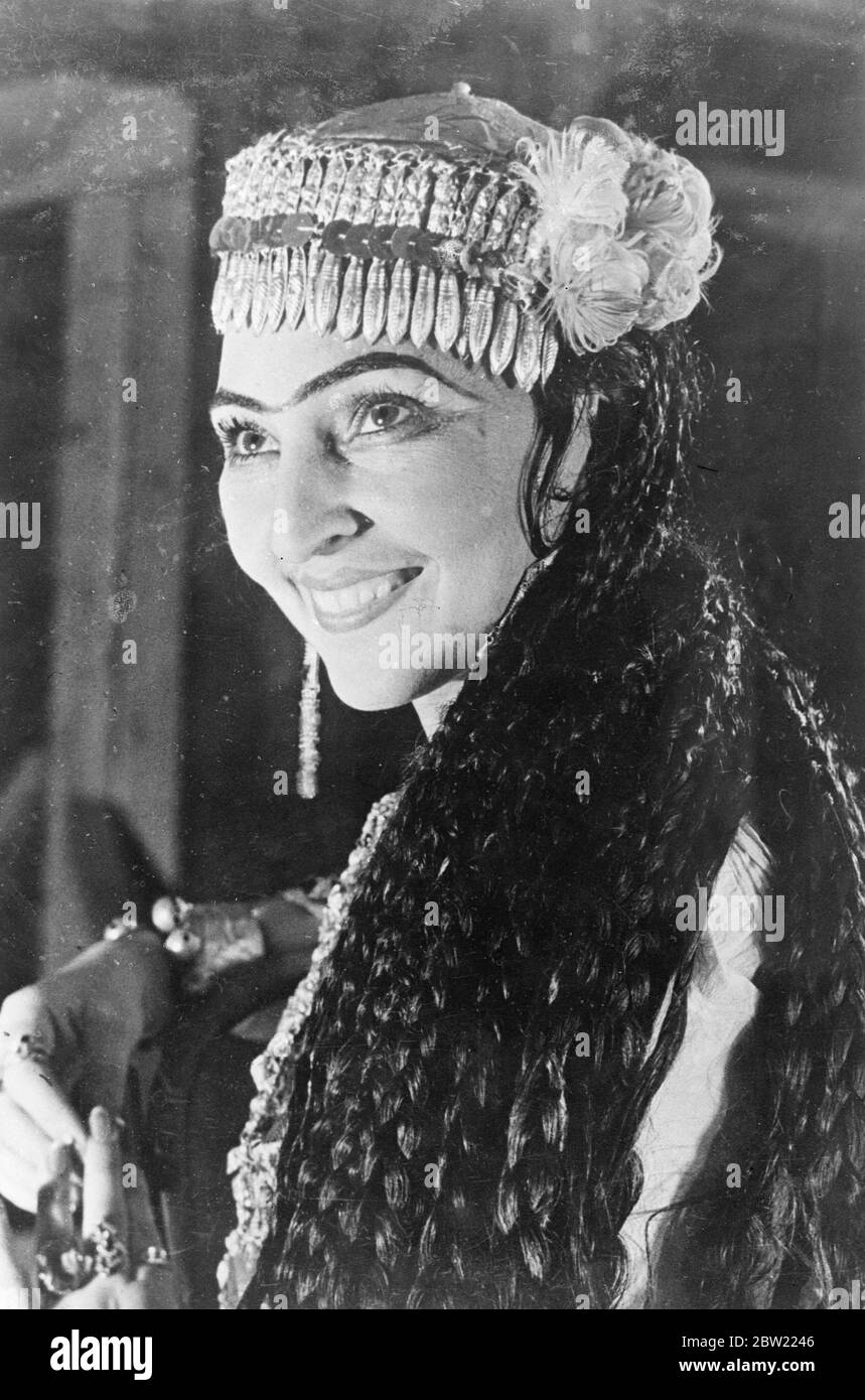 Tamara Khanum, la beauté souriante de l'Ouzbékistan en Asie soviétique, dont les tresses soyeuses sombres rencontrent avec élégance les sourcils et le sourire clignotant ont fait de son pays favori du Théâtre national. 8 octobre 1937. Banque D'Images