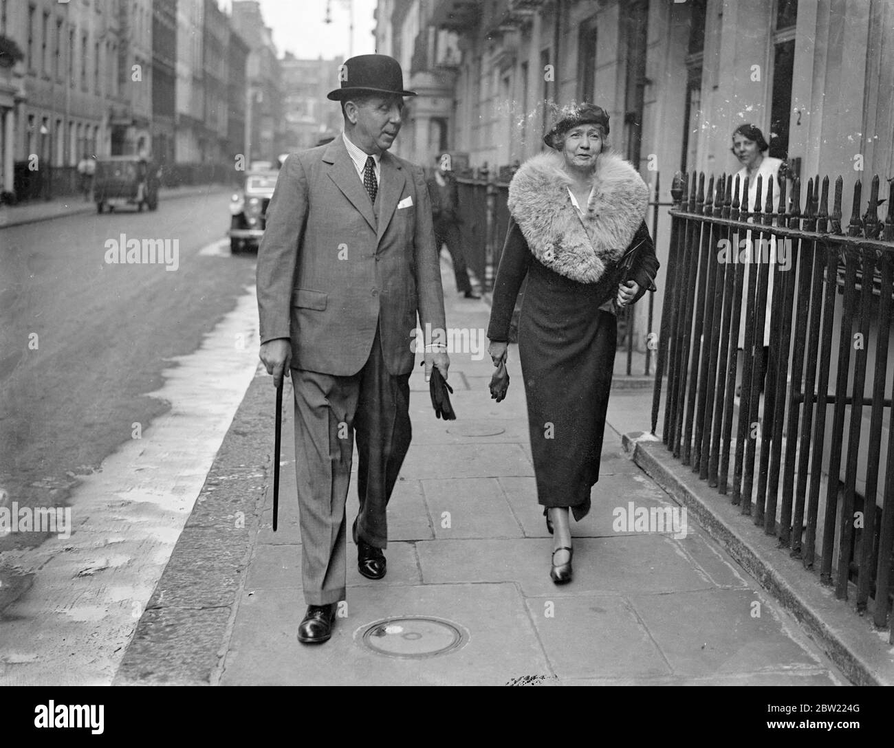 Sir Geoffrey Northcote avec son épouse pour le bureau colonial. Le nouveau gouverneur de Hong Kong, est allé au bureau colonial de Londres avant de quitter l'Angleterre par avion pour prendre ses fonctions. Le poste de gouverneur de Hong Kong porte un salaire de 7000 £, y compris 2200 indemnités de divertissement. Le nouveau gouverneur se trouvera avec deux résidents une maison du gouvernement a été ravagée par des blancs et est en train d'être rendue habitable l'autre est chalet de montagne. 29 septembre 1937. Banque D'Images