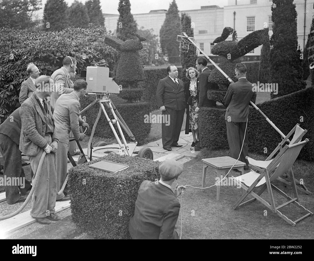 Nova Pilbeam et Alfred Hitchcock étant télédiffusés dans le dernier programme cinématographique des Pinewood Studios, Buckinghamshire. Dans la dernière des émissions de télévision des Pinewood Studios , Buckinghamshire , Nova Pilbeam , la jeune actrice et Alfred Hitchcock , le producteur , ont été télédiffusées . Les ingénieurs de la BBC ont dû faire des travaux à grande vitesse pour rendre possible le relais de l'antenne de télévision a été soufflé dans une tempête et un mât temporaire a dû être érigé . Photos: Nova Pilbeam et Alfred Hitchcock étant retransmis dans le dernier programme à Pinewood Strudios . Leslie est également sur la photo Banque D'Images