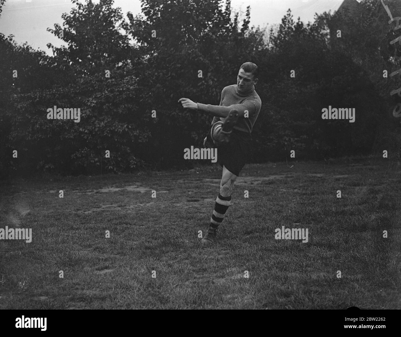 Ben Fenton fait un coup de pied énergique de la chambre à Upton Park pour son match de première ligue. Ben Fenton, 18 ans, Reserve, dirigera l'attaque de West Ham contre Felling samedi les réalisateurs de West Ham ont été tellement impressionnés par son exposition dans la coupe de défi lundi, lorsqu'il a marqué trois buts contre Clapton Orient à la décision de lui donner la chance. Ce sera sa première apparition dans l'équipe de ligue. 6 octobre 1937. Banque D'Images