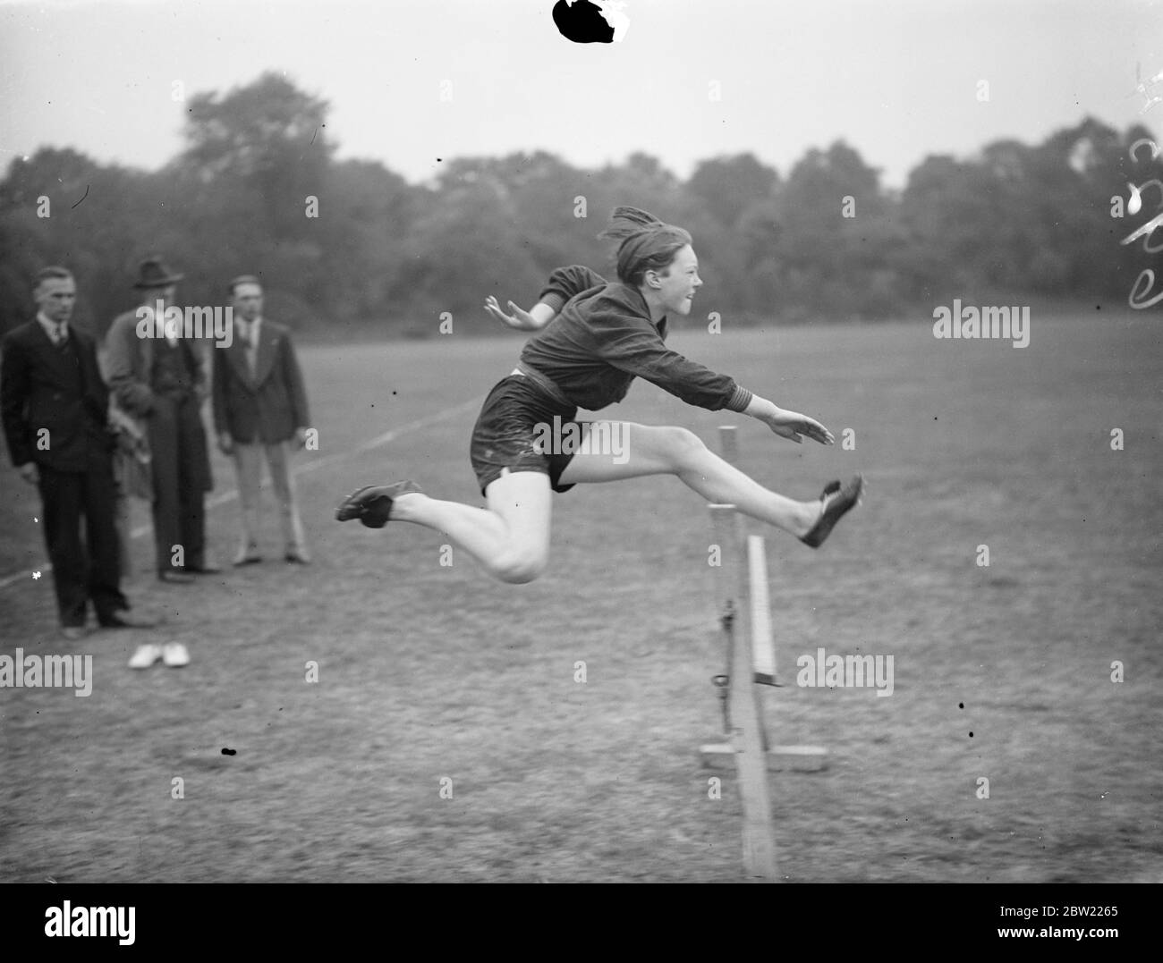 Mlle Florrie Leach du club de dames de Sparham prenant un obstacle pendant l'entraînement à Battersea Park. Les membres du club athlétique des dames ont vécu à leur nom quand ils ont fait de la pratique malgré la pression froide dans l'air à Londres. 12 septembre 1937. Banque D'Images