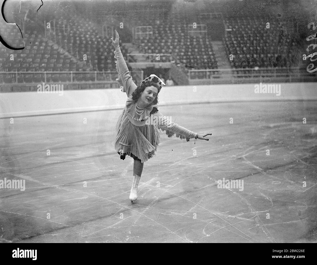 Mlle Megan Taylor a avalé la plongée avec élégance sur la glace à Haringey où elle était à la deuxième place du championnat du monde amateur 1937, elle a pratiqué sur la glace pour l'exposition de patinage artistique et freestyle. 16 septembre 1937. Banque D'Images