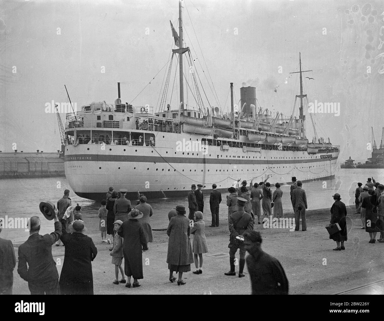 Le navire SomersetShire quitte Southampton avec la troisième brigade de l'artillerie royale et des cotes navales à bord. Les hommes d'artillerie sont trouvés pour Abbassia, l'Egypte et les marins les stations méditerranéennes avec les forces navales britanniques ont récemment été renforcées. 11 septembre 1937. Banque D'Images