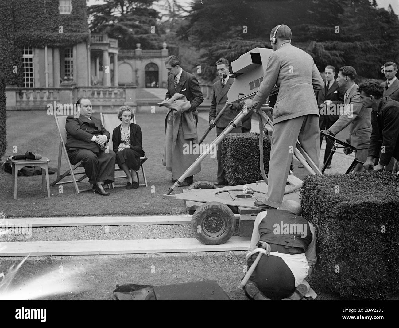 Nova Pilbeam et Alfred Hitchcock étant télédiffusés dans le dernier programme cinématographique des Pinewood Studios, Buckinghamshire. Dans la dernière des émissions de télévision des Pinewood Studios , Buckinghamshire , Nova Pilbeam , la jeune actrice et Alfred Hitchcock , le producteur , ont été télédiffusées . Les ingénieurs de la BBC ont dû faire des travaux à grande vitesse pour rendre possible le relais de l'antenne de télévision a été soufflé dans une tempête et un mât temporaire a dû être érigé . Photos: Nova Pilbeam et Alfred Hitchcock étant retransmis dans le dernier programme à Pinewood Strudios . Leslie est également sur la photo Banque D'Images