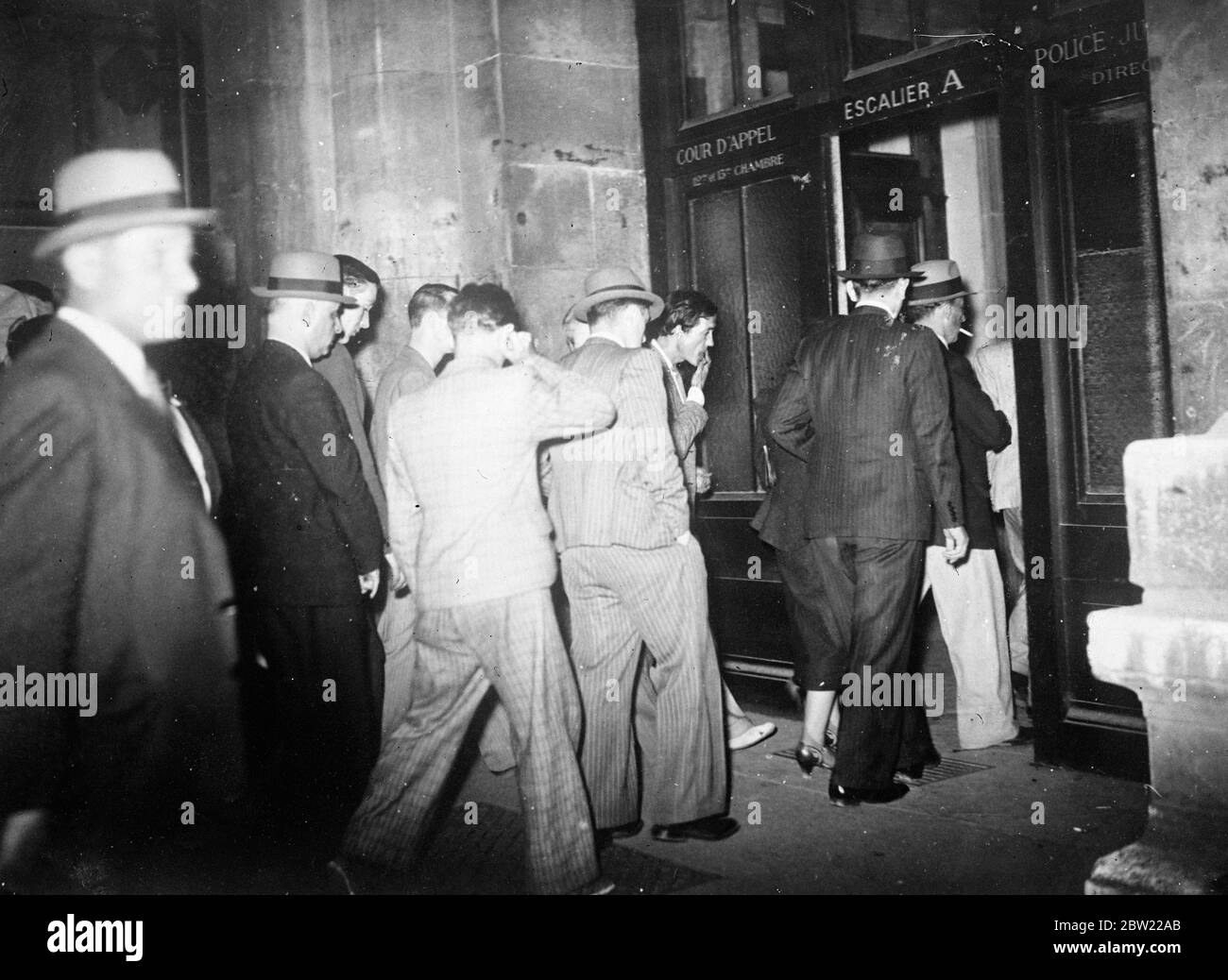 Des membres du gang suspect ont été arrêtés dans la station de Montmartre après avoir été arrêtés au poste de police. 11 septembre 1937. Banque D'Images