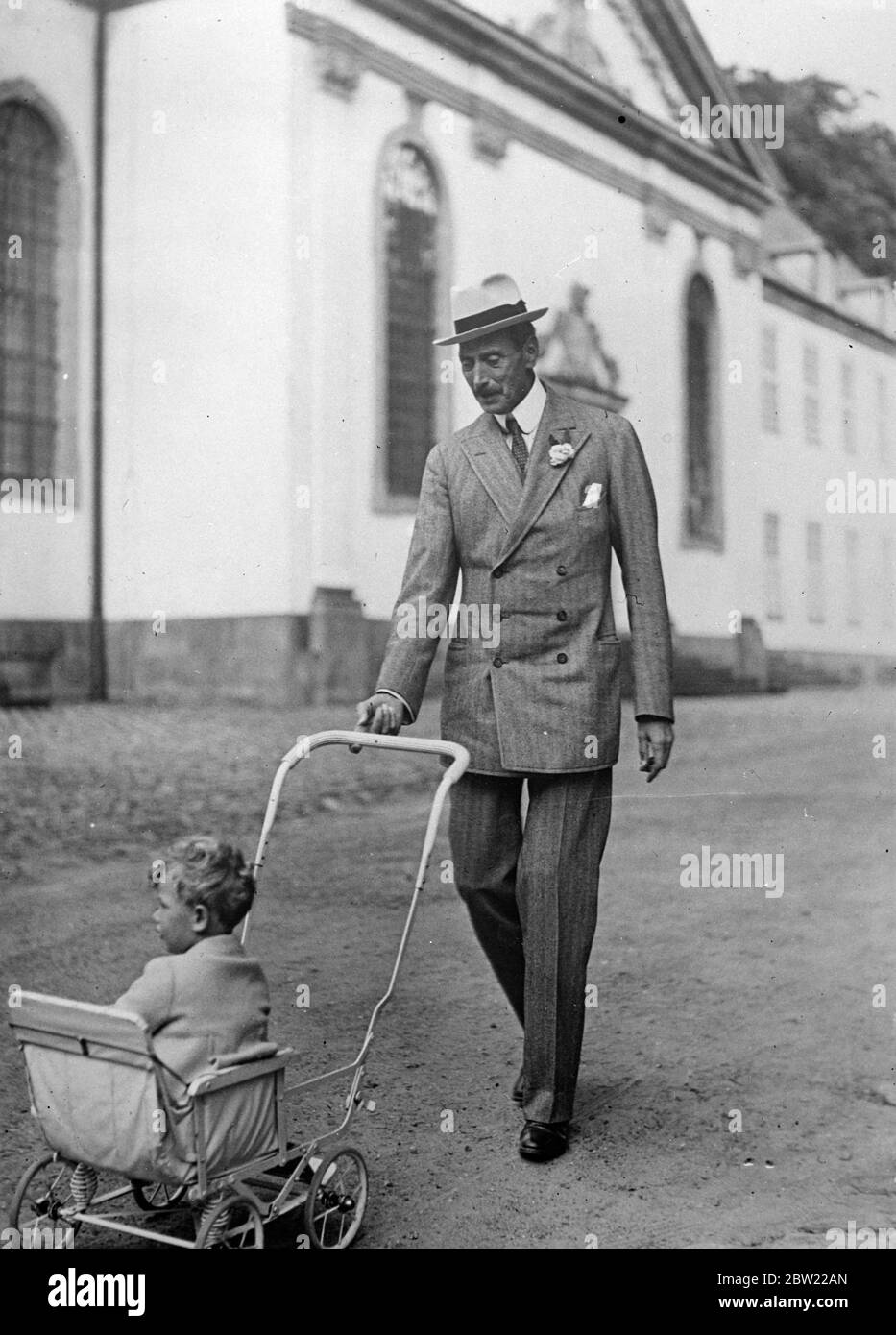 Le roi Christian Danemark grand monarque, avec sa petite-fille la princesse Elizabeth fille du prince Knud et la princesse Caroline Mathild pour une promenade en son régulateur autour de la cour du château de Fredensborg. 11 septembre 1937. Banque D'Images