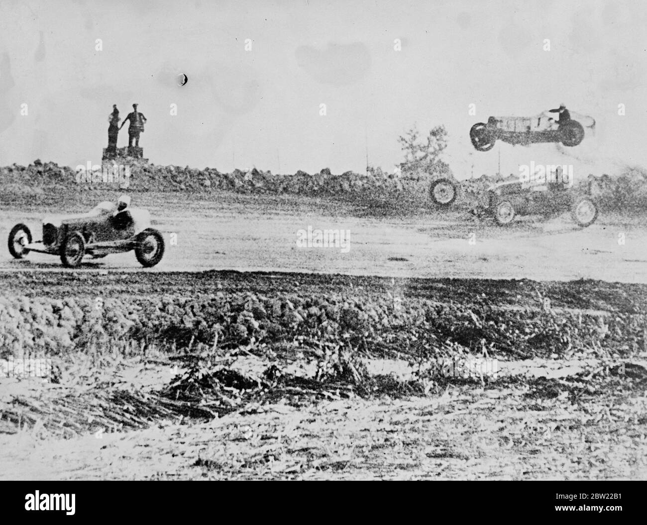 Cette photo incroyable, qui a fait la fraction de seconde après l'accident des deux voitures de course, montre la machine conduite par Cully Aschelman qui se dirige dans les airs au-dessus de la tête de Carl van Acker au circuit de course Mew Hammond, Indiana. On peut voir la roue avant du coureur de Van Acker rouler dans le mur entourant la piste. Les deux conducteurs ont été grièvement blessés. 22 septembre 1937 Banque D'Images Cette photo incroyable, qui a fait la fraction de seconde après l'accident des deux voitures de course, montre la machine conduite par Cully Aschelman qui se dirige dans les airs au-dessus de la tête de Carl van Acker au circuit de course Mew Hammond, Indiana. On peut voir la roue avant du coureur de Van Acker rouler dans le mur entourant la piste. Les deux conducteurs ont été grièvement blessés. 22 septembre 1937 Banque D'Images