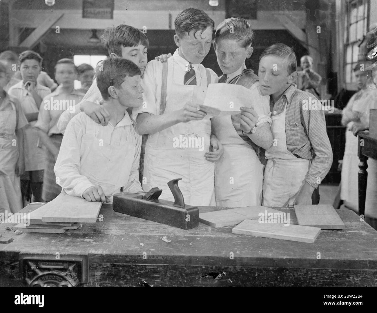 Stanley Beton montrant les crèmes appliquées aux amis de l'école à une classe de travail du bois. Parce que son école attachée à St Matthews, dans Queens Road, Bayswater, devait être retirée, Stanley, 13 ans, a écrit une lettre à la Reine pour lui demander d'utiliser son influence pour empêcher la démolition. Il a reçu une réponse du château de Balmoral disant que la reine regrettait qu'elle ne puisse pas exercer d'ingérence personnelle dans la question. 7 septembre 1937. Banque D'Images