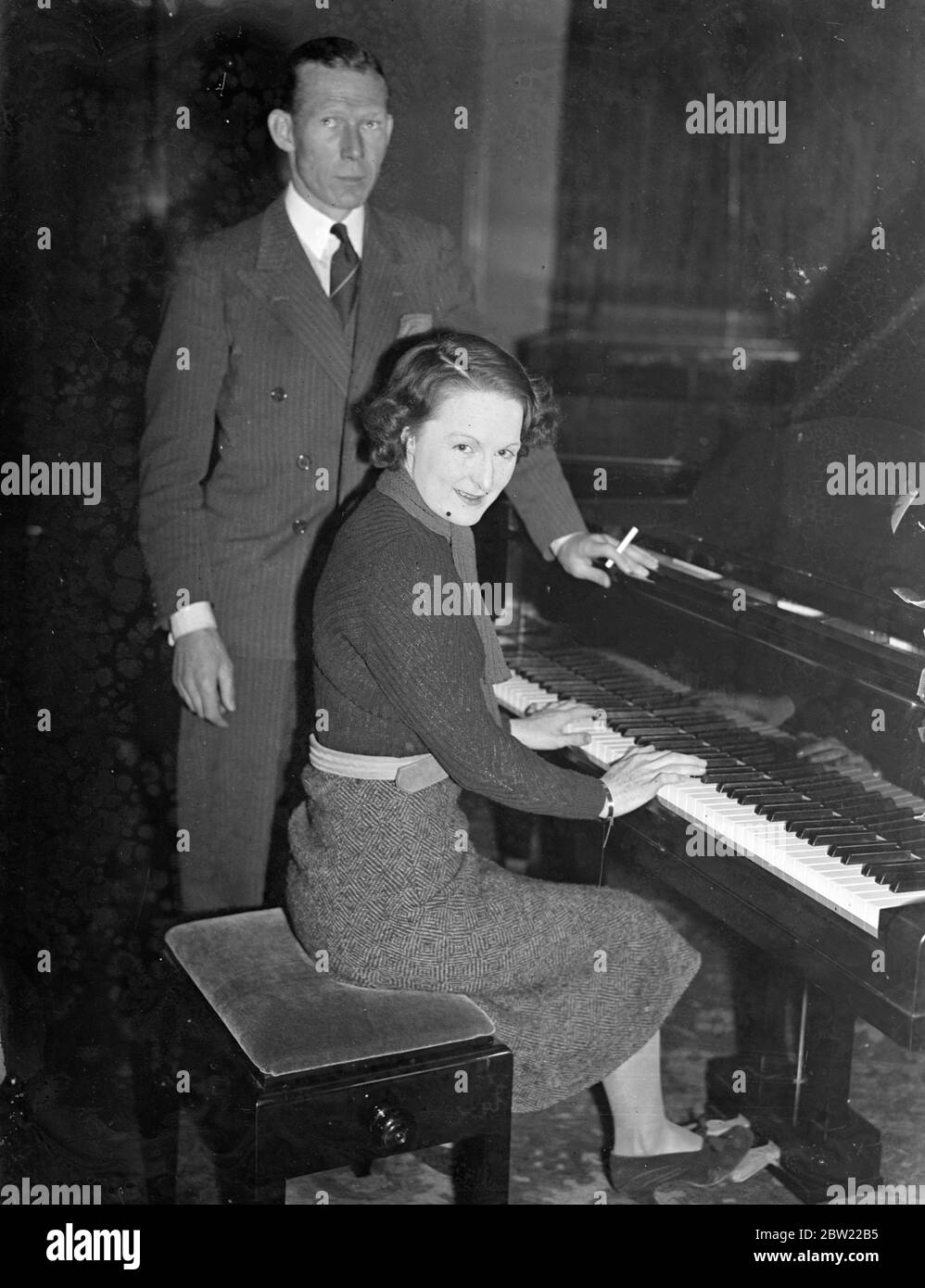 Mlle Eileen Joyce jouant le piano qui lui est donné comme cadeau de mariage par son fiancé, M. Douglas Legh Barratt. Mlle Joyce, qui a fait sa première apparition dans un concert à l'âge de neuf ans, a vécu six ans dans une cabane dans les contrebois où l'approvisionnement en eau a dû être apporté 20 milles. Après avoir comparu dans le concert, elle est arrivée sous l'avis de Backhaus et percy Grainer et des fonds sont recueillis pour l'envoyer à Leipzig pour étudier. 14 septembre 1937. Banque D'Images