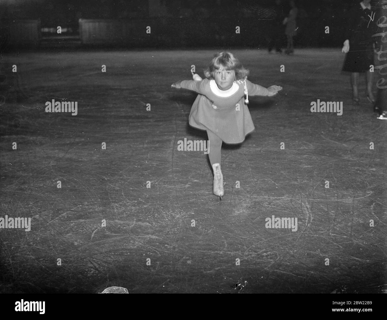 La plus jeune patineuse de Suède sur la glace à Londres. Birthe Holmberg, âgée de sept ans, plus jeune patineuse de Suède, est arrivée à Londres et a déjà commencé sa pratique du patinage d'exposition au club de glace Queens, Bayswater. Birthe a été médaillée de bronze à six ans cinq mois. Photos, Birthe Holmberg, sept ans, sur la glace au club de la Reine. 20 septembre 1937 Banque D'Images