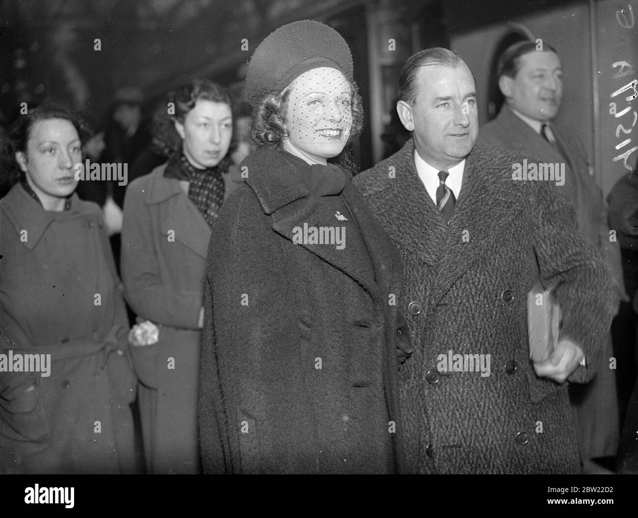 Anna Neagle, l'actrice du film et Herbert Wilcox, le producteur, ont quitté la gare de Waterloo sur le train de bateau Aquitania pour une tournée de l'Amérique et du Canada dans le cadre de la présentation de Victoria le grand. La plus haute est prise à New York, Washington, Hollywood, Toronto, Montréal et Ottawa. Ils seront reçus par le gouverneur général à la maison du gouvernement à Ottawa. 6 octobre 1937. Banque D'Images