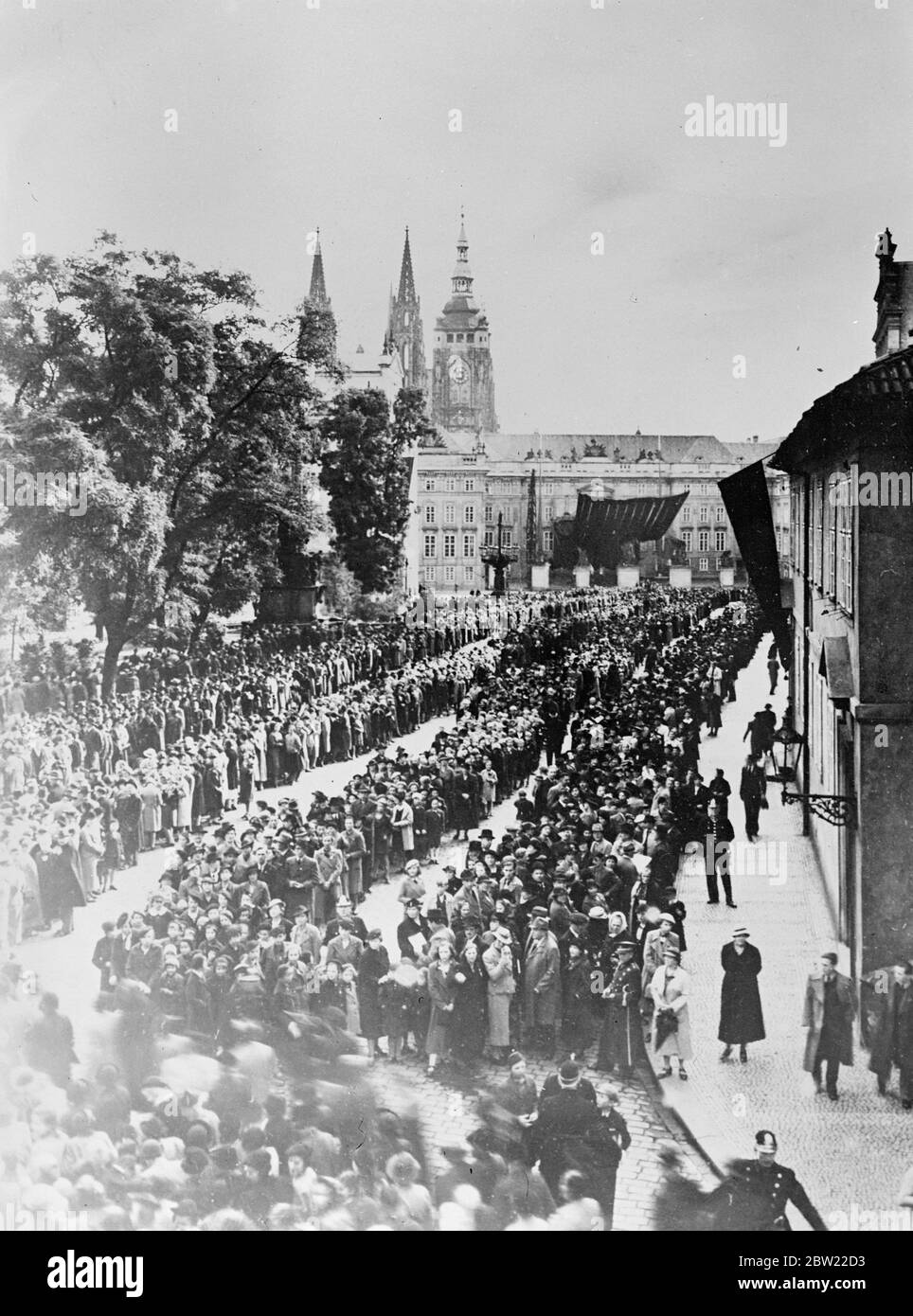 Dans quatre longues files d'attente, des milliers de personnes attendaient de déposer devant le bier du Dr Masaryk, fondateur et premier président de la Tchécoslovaquie, au mensonge dans l'État de Prague. Toute la Tchécoslovaquie est en deuil de son libérateur. 20 septembre 1937. Banque D'Images