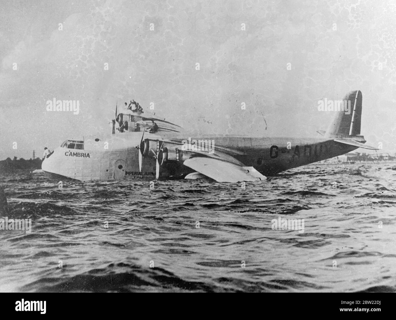 La Cambria s'est mise à l'essai comme membres de l'équipage pour l'équilibrer après le clash, lorsque l'avion a heurté un objet submergé lors de son atterrissage à Toronto, au Canada, après son dernier vol transatlantique. Le tout a été déchiré dans l'un des pontons, le bateau volant a été retenu pendant plusieurs jours pour des réparations. 13 septembre 1937. Banque D'Images