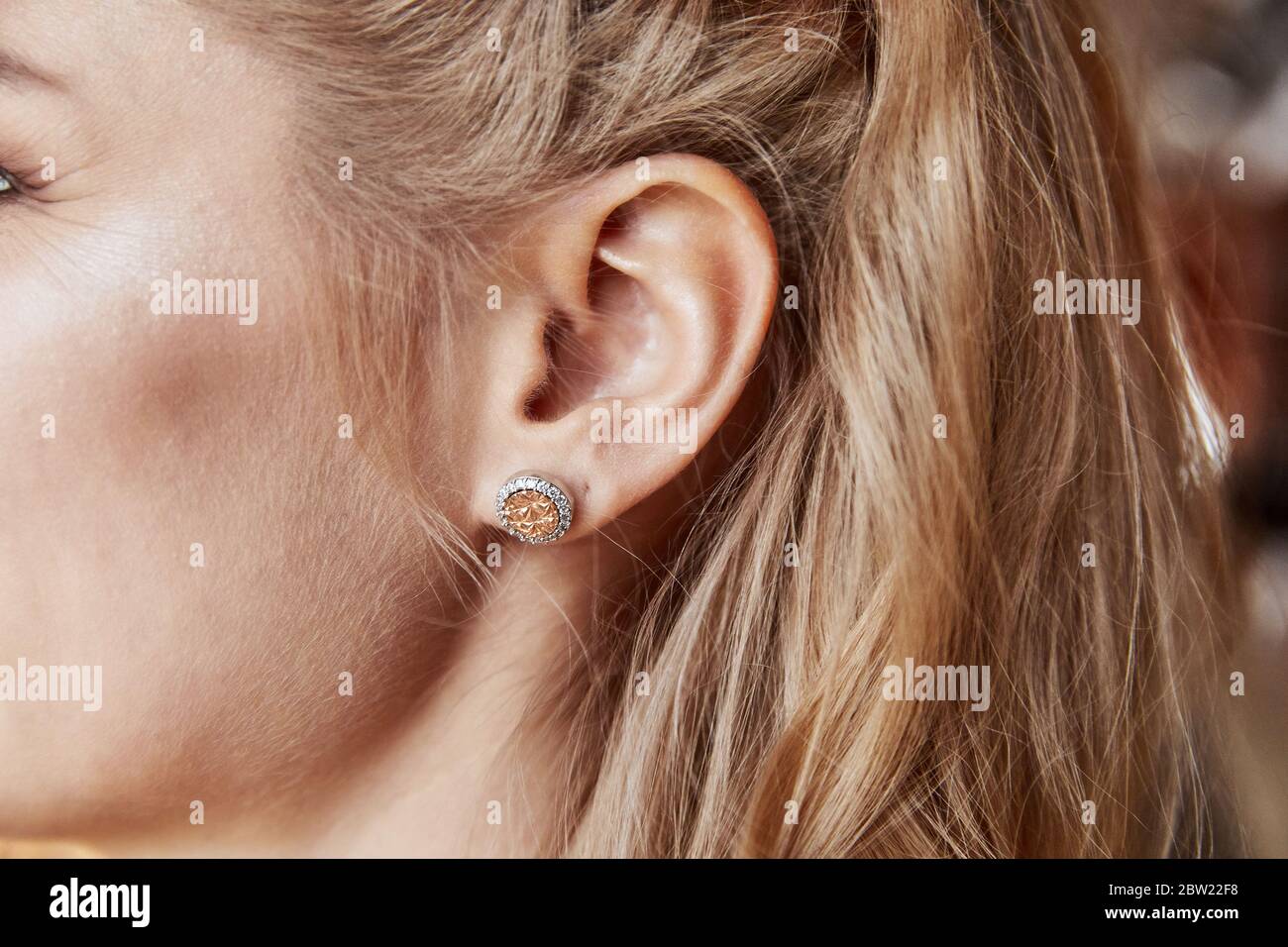 Femme portant des belles boucles d'oreilles de luxe Photo Stock - Alamy