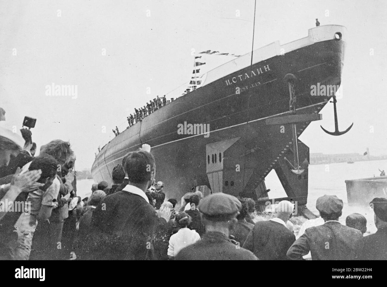 Le plus grand brise-glace au monde, nommé d'après le dictateur soviétique, Joseph Staline a été lancé à partir des chantiers des cours d'Orjonikidze à Leningrad [Ordzhonikidze Yard]. Le brise-glace, qui déplace 11,000 t, sera utilisé dans le développement de l'Arctique soviétique. 23 septembre 1937 Banque D'Images