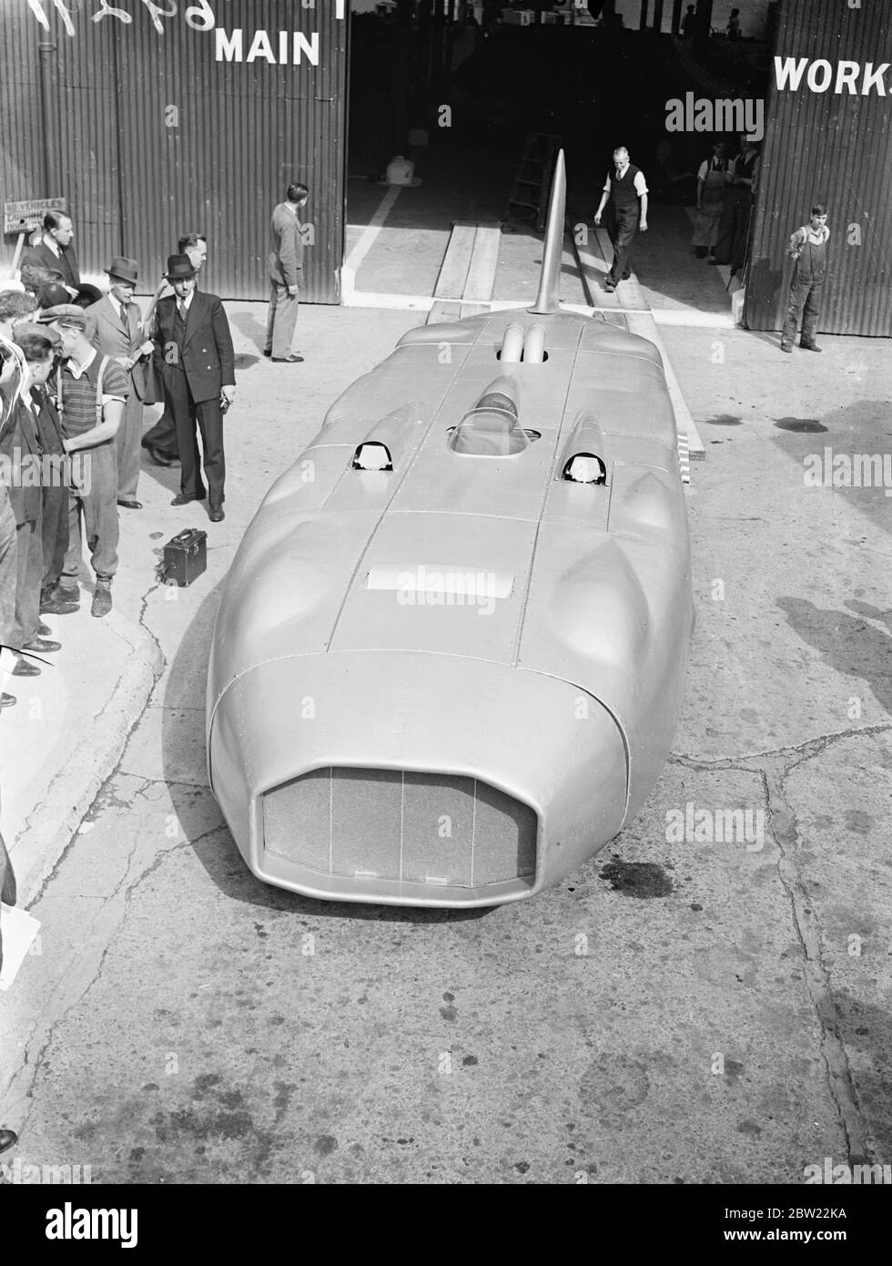 Le mamoth car de l'Eatriceuse du capitaine C.E.T Eyaton est maintenant en vue à Chiswick Londres. Arrivé des travaux de Tipton pour être emballé l'expédition pour l'Amérique. La voiture sera utilisée pour sa tentative sur le record de vitesse terrestre mondial sur l'Utah, où il espère atteindre une vitesse de 400 miles par heure. La voiture est équipée de deux moteurs zéro développant 3250 ch et d'une direction à quatre roues avec huit roues. 13 septembre 1937. Banque D'Images