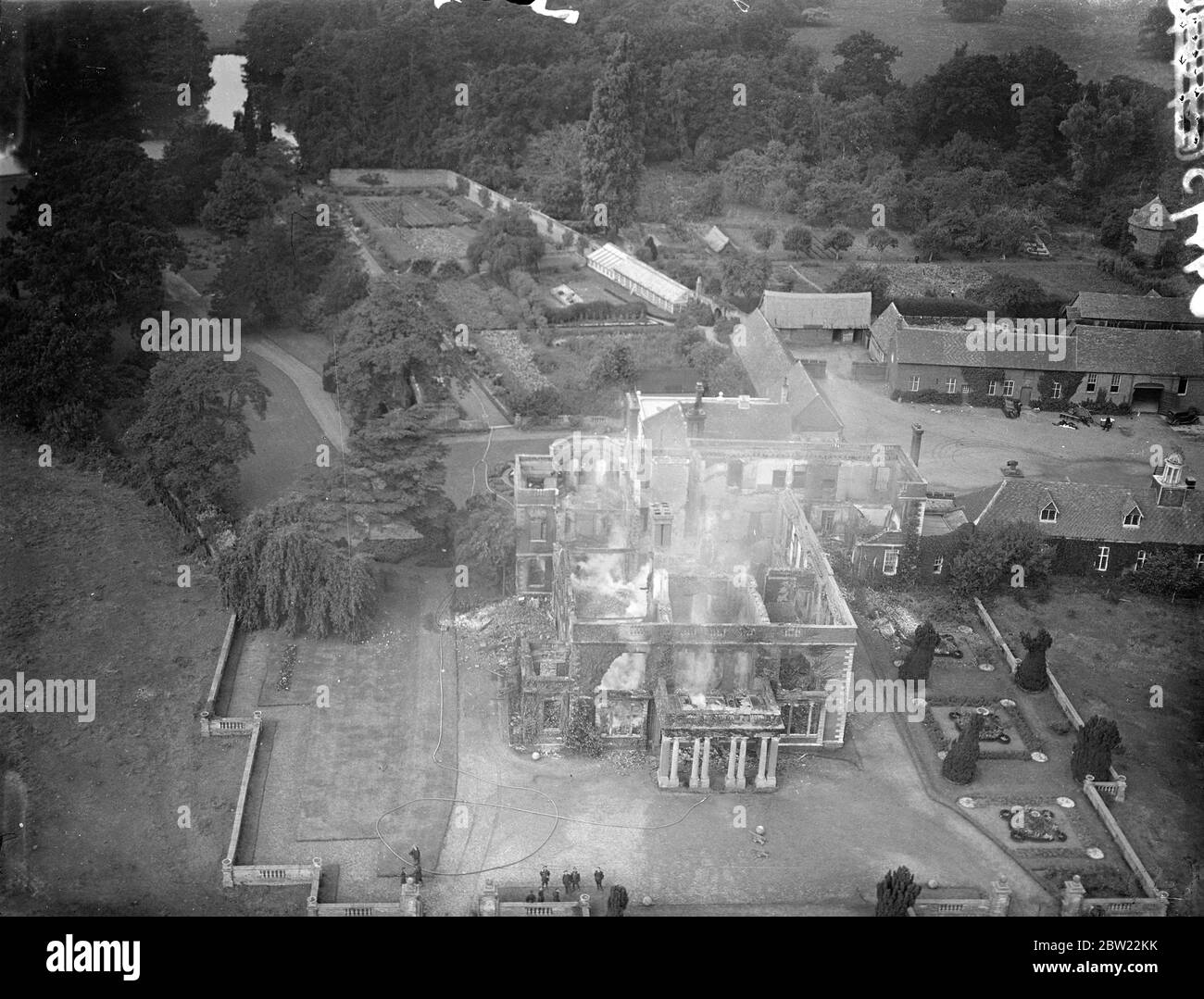 Bedfordshire, 250 ans, a mentionné qu'il avait été détruit par un feu de mystère. Renseignements de la police sur l'automobiliste. Un manoir de 60 ans, inoccupé de 250 pièces, Ickwell Bury, près de Biggleswade, Bedfordshire, a été détruit par un incendie qui a éclairé toute la campagne. Pompier de trois villes pour les flammes sont plusieurs heures. Après l'incendie, la police fait des enquêtes sur une voiture qu'une fille des villages d'Ickwell, dit qu'elle a vu quitter le manoir juste avant l'épidémie. La maison, qui appartient à M. R T les, de Farnham, a été utilisée depuis 20 ans comme école préparatoire. Il y avait un magnifique Banque D'Images