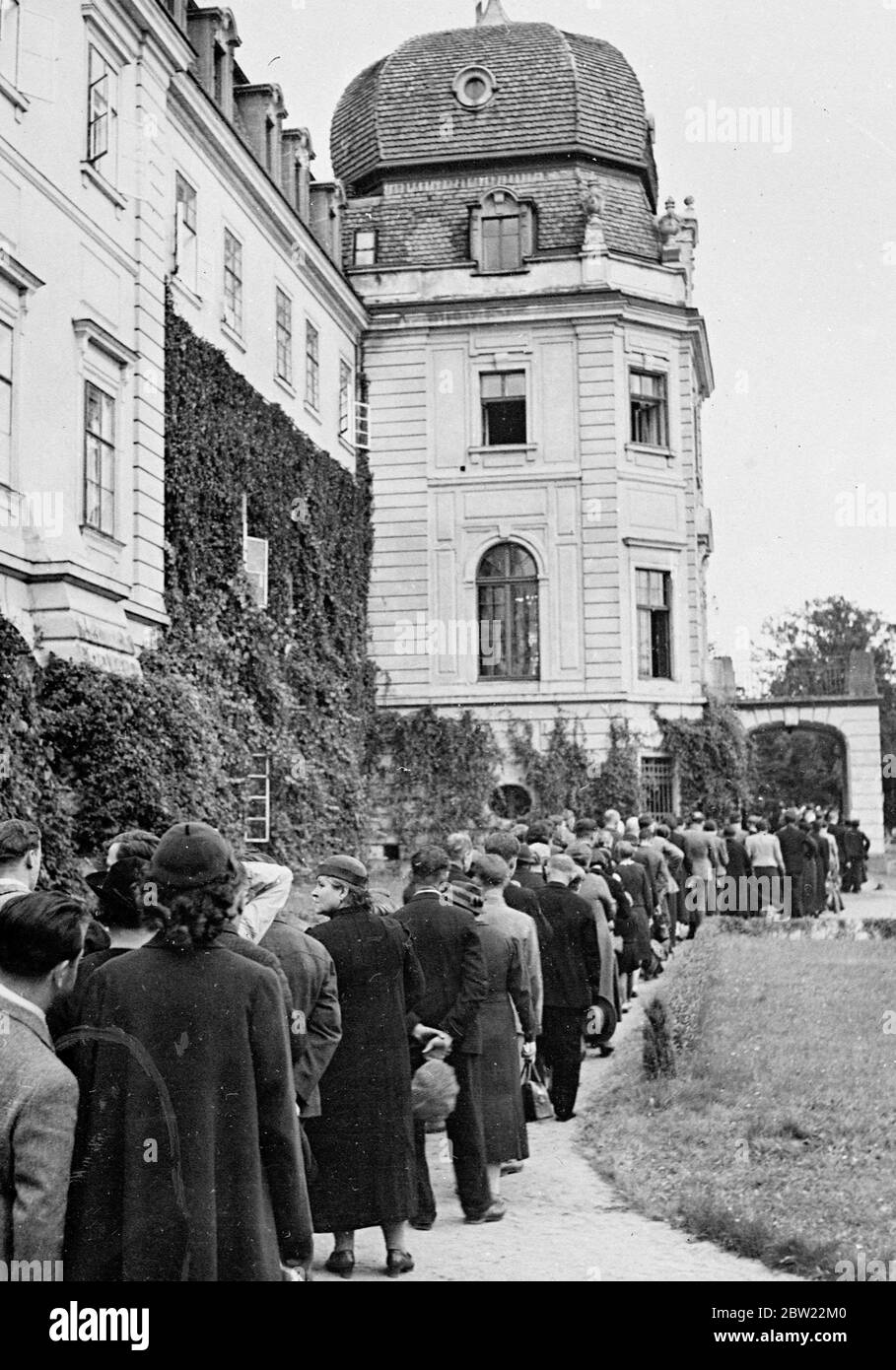 Dans quatre longues files d'attente, devant le château de Leny, des milliers de personnes attendaient de déposer devant le bier du Dr Masaryk, fondateur et premier président de la Tchécoslovaquie, dans l'état de Prague. Toute la Tchécoslovaquie est en deuil de son libérateur. 20 septembre 1937. Banque D'Images