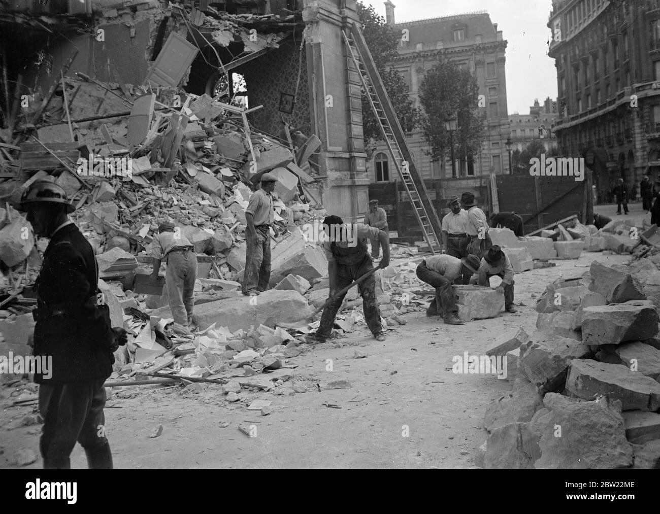 Le défrichement des bâtiments détruits après l'explosion de bombes a détruit des bâtiments de quatre étages appartenant à des employeurs français associés dans le riche quartier de l'Arc de Triomphe de Paris, tuant deux policiers et en blessant deux autres. Les rage de départ sont considérés comme le résultat de problèmes de travail, donc TERRATEC a été l'explosion que des foules de personnes amenées de toutes les pièces et de la police spéciale ont été appelés à les contrôler. 12 septembre 1937. Banque D'Images