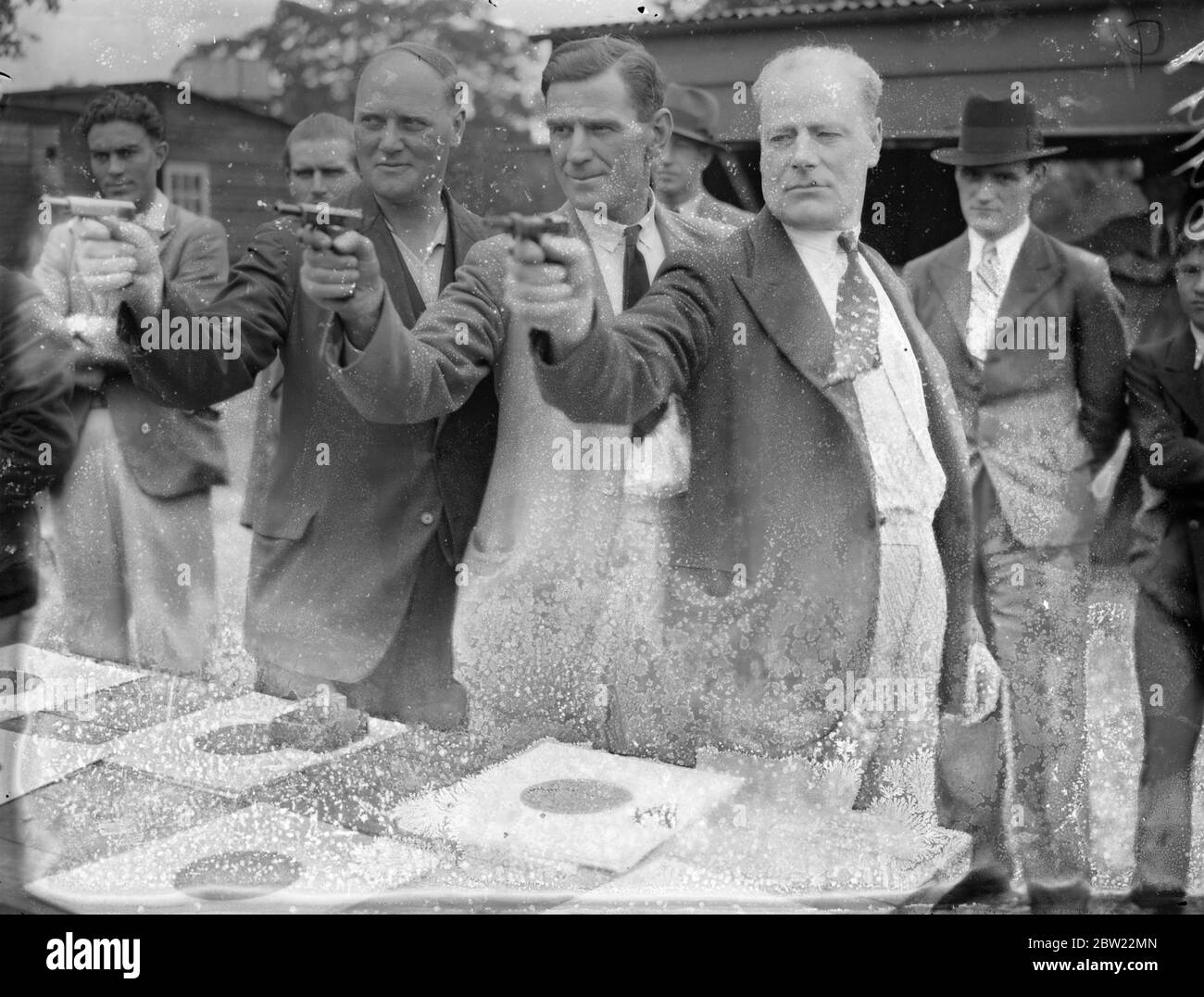 La compétition annuelle de tir de revolver de la police métropolitaine a eu lieu à Imber court, près d'Escher. Plus de 70 officiers ont tenté de remporter le championnat qui a été défendu par P.C A Head, de la gare d'Islington. 9 septembre 1937 Banque D'Images