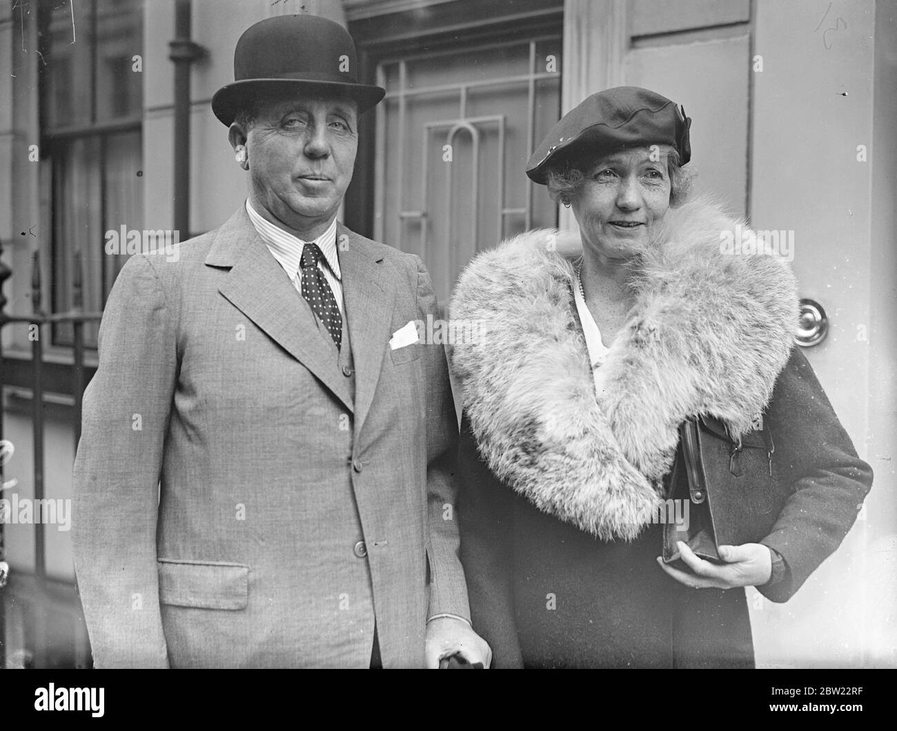 Sir Geoffrey Northcote avec son épouse pour le bureau colonial. Le nouveau gouverneur de Hong Kong, est allé au bureau colonial de Londres avant de quitter l'Angleterre par avion pour prendre ses fonctions. Le poste de gouverneur de Hong Kong porte un salaire de 7000 £, y compris 2200 indemnités de divertissement. Le nouveau gouverneur se trouvera avec deux résidents une maison du gouvernement a été ravagée par des blancs et est en train d'être rendue habitable l'autre est chalet de montagne. 29 septembre 1937. Banque D'Images