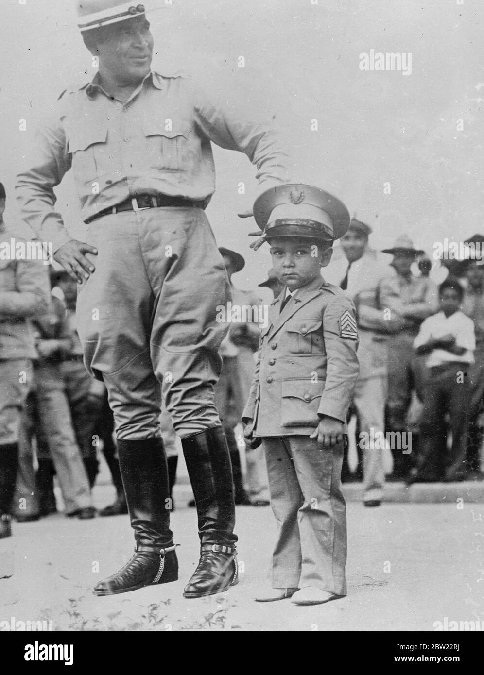 Fils de trois ans du colonel Fulgencio Batista, le dictateur cubain, vêtu de la miniature de l'uniforme des sergents porté par son père à l'occasion de la Révolution cubaine de 1933, lorsqu'il assista à des célébrations à la Havane à l'occasion du quatrième anniversaire de la révolution le 8 septembre 1937. Banque D'Images