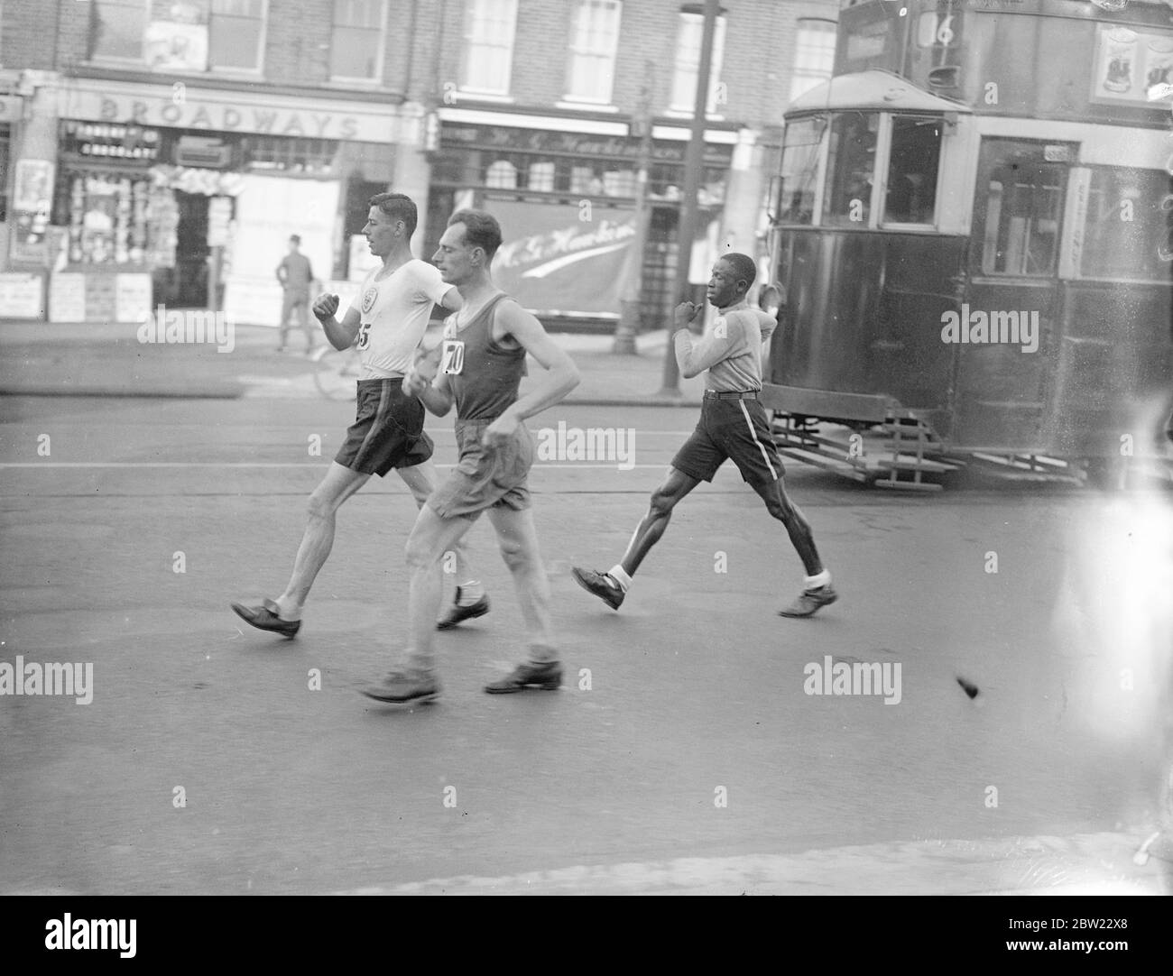 Harold Whitlock (à gauche) le champion olympique et vainqueur des trois dernières années, dirigé à Streatham Common dans la promenade annuelle de Londres à Brighton organisée par le club de marche de Surrey. Avec George Cummings, champion de la Guyane britannique, qui a parcouru 4000 miles pour participer et E.A. Jury du club de sport Southdown Motors. 4 septembre 1937. Banque D'Images