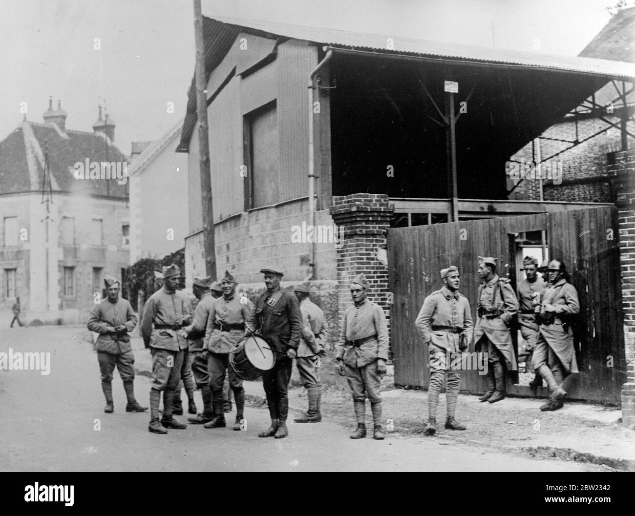 Un batteur annonçant l'ouverture des manoeuvres dans l'énormité Garrison ville que les soldats restent à côté. A la présence de M. Leslie Hore-Belishe, ministre britannique de la guerre, importante armée française à laquelle ont participé 45,000 hommes, qui ont ouvert leurs portes en Normandie. 13 septembre 1937. Banque D'Images