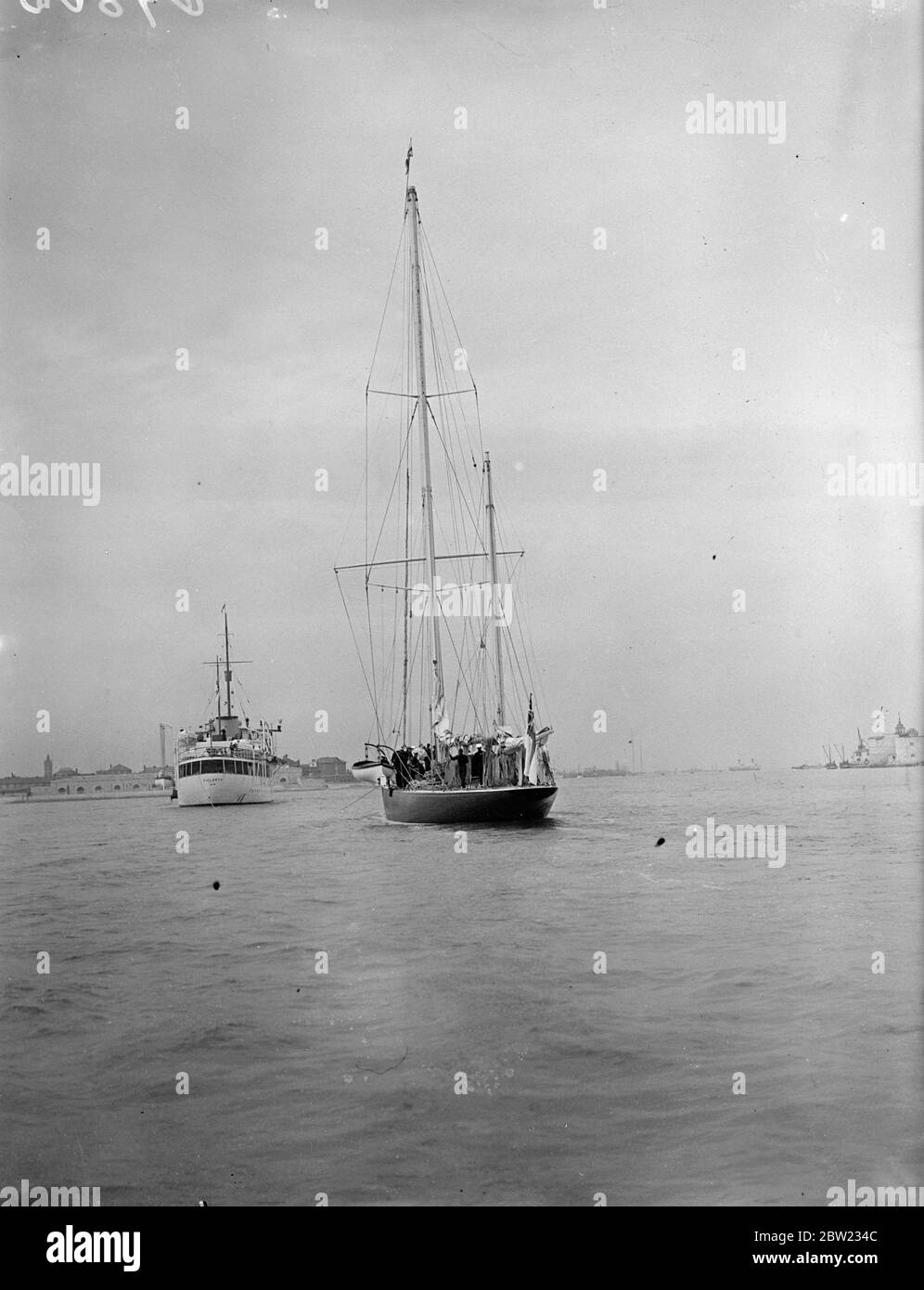 'Endeavour II' arrive à la maison comme 'Endeavour I' est trouvé. Voyage masque de tragédie. Son voyage à la maison, marqué par la mort de son skipper, le Capt Williams, l'adversaire infructueux de la coupe de l'Amérique 'Endeavour II' est arrivé à Portsmouth dans deux des 'Philante' de New York, alors qu'on a appris que 'Endeavour I' avait été retrouvé après avoir été disparu pendant de nombreux jours dans l'Atlantique. Expositions de photos, 'Endeavour II' arrivant à Portsmouth en remorquage de 'Philante'. 28 septembre 1937. Banque D'Images