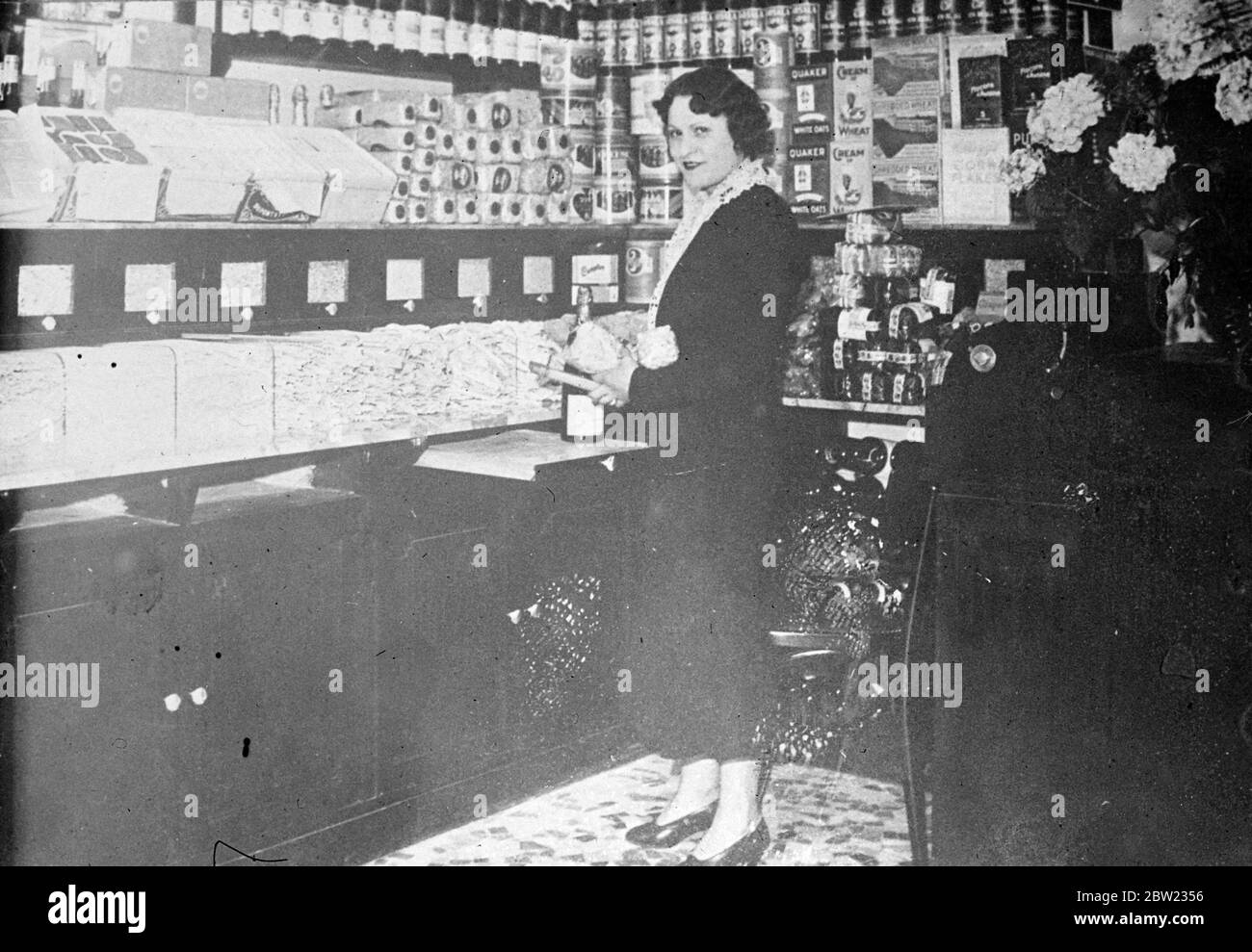 Mlle. Cotillon à la boutique dans laquelle elle va travailler à Paris. Elle a été mentionnée dans le cas notoire de Stravinsky et a par la suite figuré dans une poursuite, a annoncé que son vrai nom et titre est la princesse Elizabeth la bullpen et dit qu'elle est descendant de la famille Francis Royal, L'ancienne propriétaire de la discothèque de Montmartre, elle a dit qu'elle n'avait pas divulgué avant qu'elle était une princesse pour éviter d'avoir leur nom Borbon sur les lèvres des commérages. 11 septembre 1937. Banque D'Images Mlle. Cotillon à la boutique dans laquelle elle va travailler à Paris. Elle a été mentionnée dans le cas notoire de Stravinsky et a par la suite figuré dans une poursuite, a annoncé que son vrai nom et titre est la princesse Elizabeth la bullpen et dit qu'elle est descendant de la famille Francis Royal, L'ancienne propriétaire de la discothèque de Montmartre, elle a dit qu'elle n'avait pas divulgué avant qu'elle était une princesse pour éviter d'avoir leur nom Borbon sur les lèvres des commérages. 11 septembre 1937. Banque D'Images