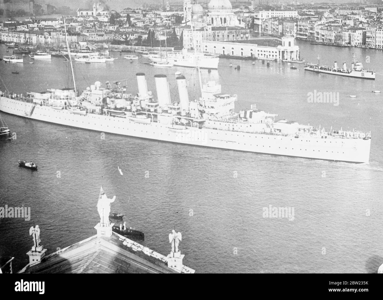 Le croiseur de Londres dans le bassin de San Marco, Venise. Faisant la première visite amicale dans un port italien par la flotte britannique depuis le début de leur problème méditerranéen, les croiseurs Londres et Sussex ancrés dans le bassin de San Marco de Venise. Les foules de Vénitiens affluent pour les voir pour la visite est considéré comme aidant à renouveler les relations amicales entre les deux nations. 2 septembre 1937 Banque D'Images