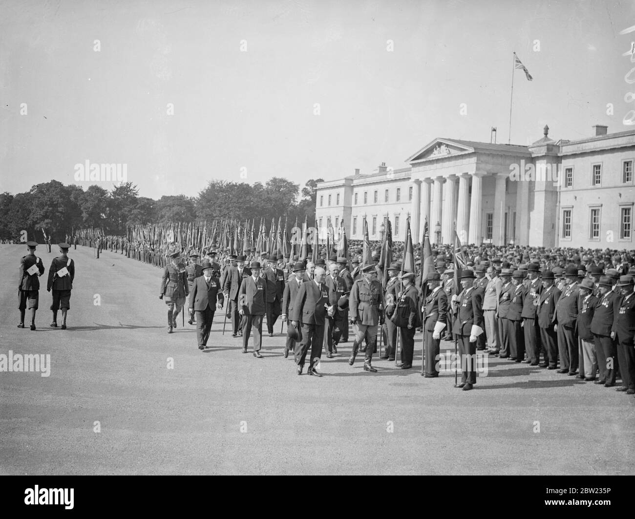 Le maréchal Sir Cyril Deveral inspecte la Légion britannique et les couleurs, lorsque des membres de la Légion britannique des pays du sud-est ont assisté à un service d'église au Collège militaire royal de Sandhurst. 5 septembre 1937. Banque D'Images