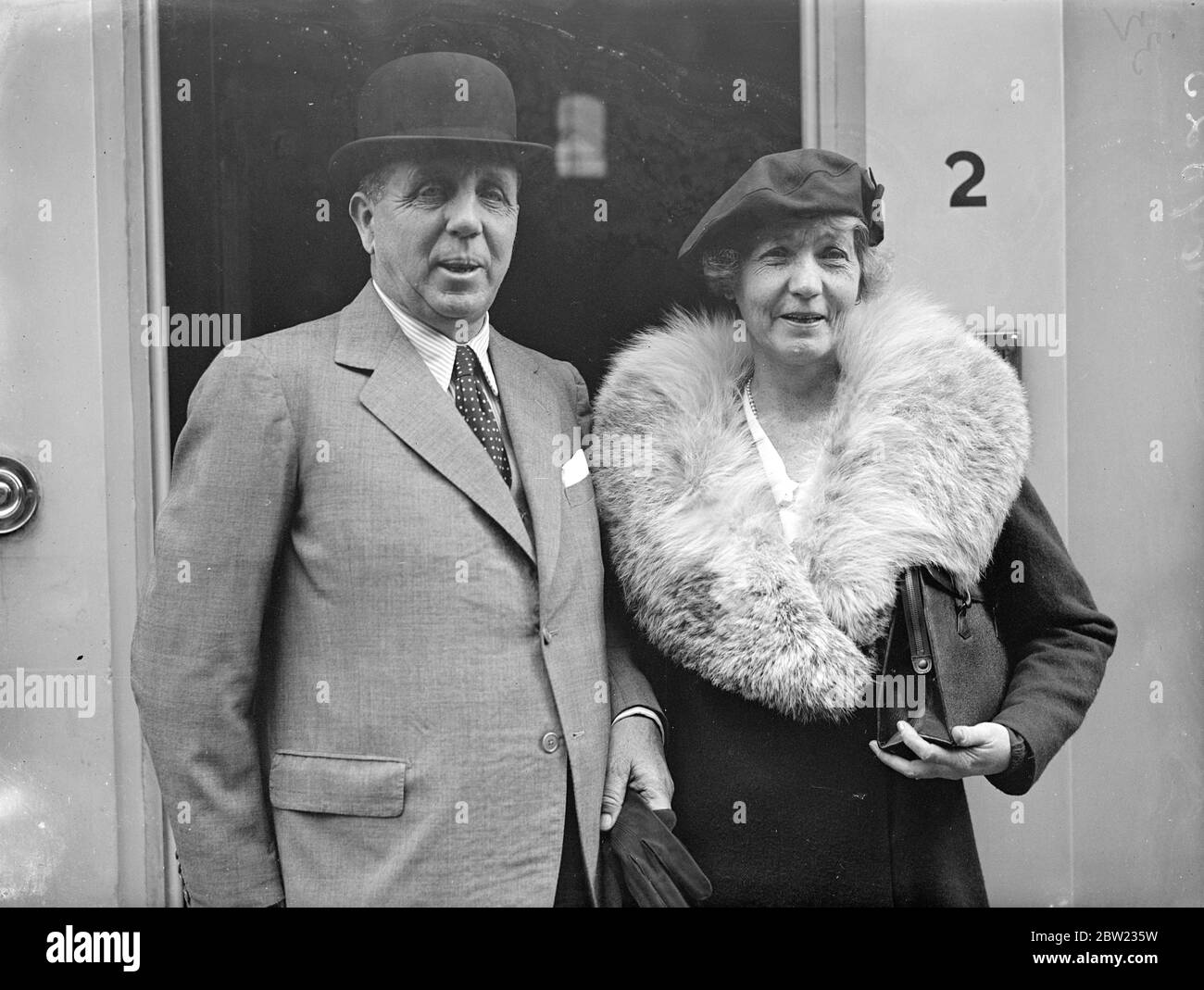 Sir Geoffrey Northcote avec son épouse pour le bureau colonial. Le nouveau gouverneur de Hong Kong, est allé au bureau colonial de Londres avant de quitter l'Angleterre par avion pour prendre ses fonctions. Le poste de gouverneur de Hong Kong porte un salaire de 7000 £, y compris 2200 indemnités de divertissement. Le nouveau gouverneur se trouvera avec deux résidents une maison du gouvernement a été ravagée par des blancs et est en train d'être rendue habitable l'autre est chalet de montagne. 29 septembre 1937. Banque D'Images