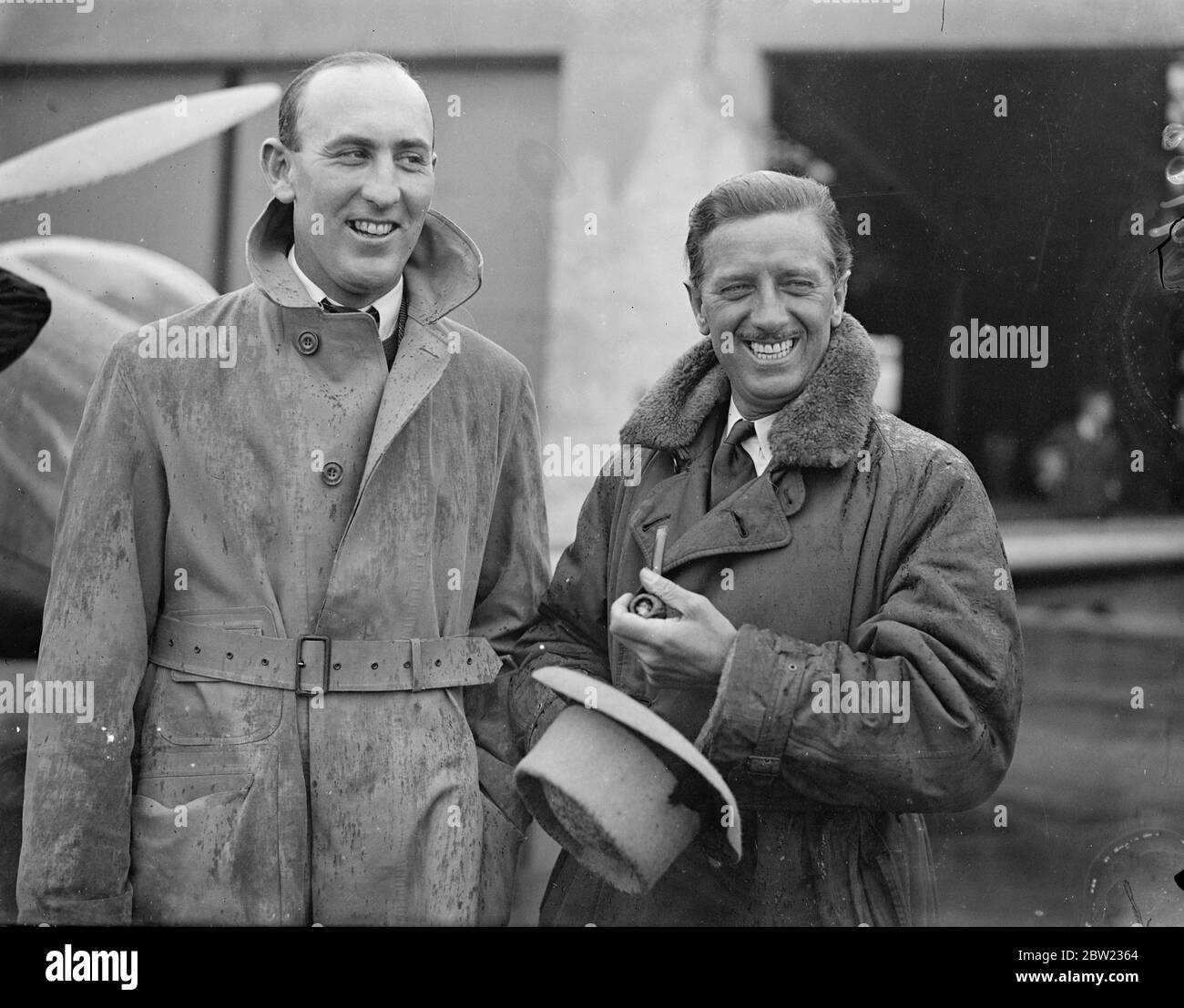 Les pilotes ont fait les derniers préparatifs à l'aérodrome de Hatfield le début de la course aérienne de la coupe Kings. Le chef de l'escadron D.F.W Atcherley de Schneider Trophée renommée avec M. W Lawrence Hope (à droite) entrant de la machine rapide comper qu'Atcherley est Pilioting. 9 septembre 1937 Banque D'Images