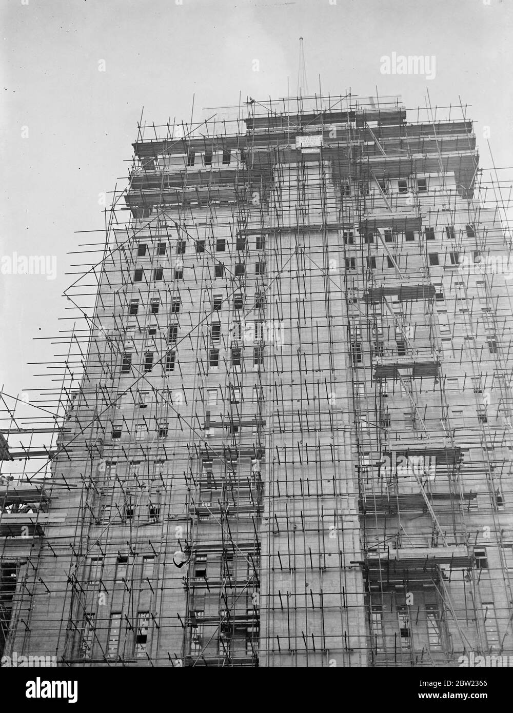 Vue sur la tour de 210 pieds du nouveau bâtiment de l'Université de Londres qui est maintenant en voie d'achèvement à Bloomsbury. Avec 20 étages, le gratte-ciel a le plus de planchers de tout autre bâtiment de Londres et est construit de briques sur des piles de béton. [Échafaudage] 30 août 1937 Banque D'Images