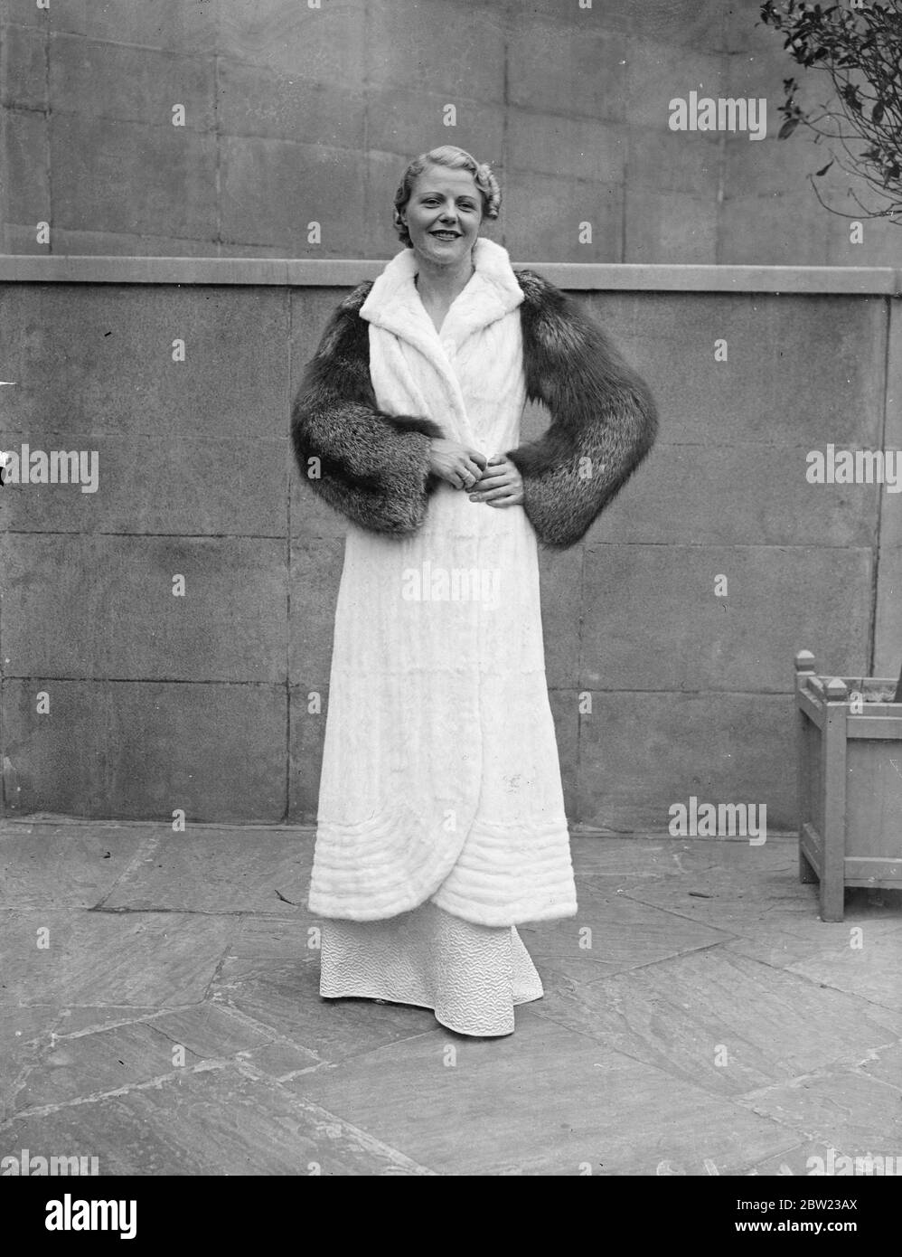 De nouvelles mode automnales ont été exposées au salon de la mode de la fourrure organisé par le Conseil national de la semaine de la fourrure à l'hôtel Dorchester, part Lane. Le dernier et le plus inhabituel design: Une mode d'hermine blanche avec des manches de renard argenté exposées au spectacle. 1er septembre 1937 Banque D'Images