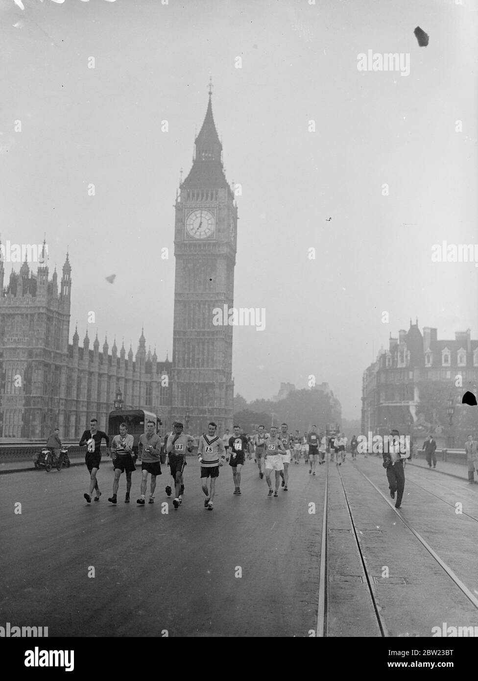 Le début de la marche de Londres à Brighton organisée par le club de marche de Surrey a commencé à Big Ben à 7 heures, Westminster, avec 24 concurrents. Parmi les concurrents, Harold Whitlock, champion olympique et vainqueur depuis trois ans, et George Cummings, champion des Britanniques Guians, qui a parcouru 4000 miles pour participer. 4 septembre 1937. Banque D'Images
