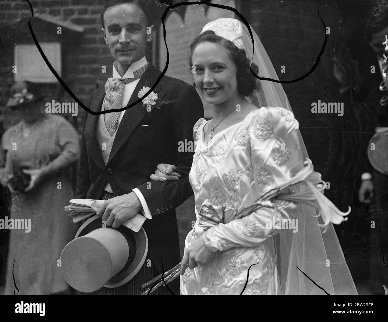 Mlle Billie Despard , 26 ans, mannequin et nièce d'artistes de Chelsea de Mme Despard , célèbre suffragette , a été mariée à la vieille église de Chelsea , Londres , à M. Hillary Stratton , sculpteur pour lequel elle a posé. 7 juillet 1937. Banque D'Images
