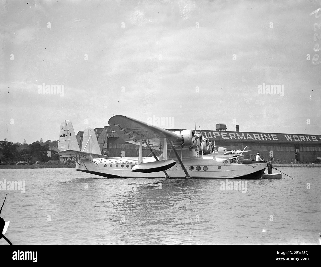 Le bateau volant panaméricaine , Clipper III débarquant à Southampton. L'avion a accompli le premier vol Atlantique à deux voies et est arrivé à Southampton de Foynes , Irlande, à la fin du voyage. L'équipage a été accueilli par des représentants du gouvernement et de l'Imperial Airway. 8 juillet 1937. Banque D'Images